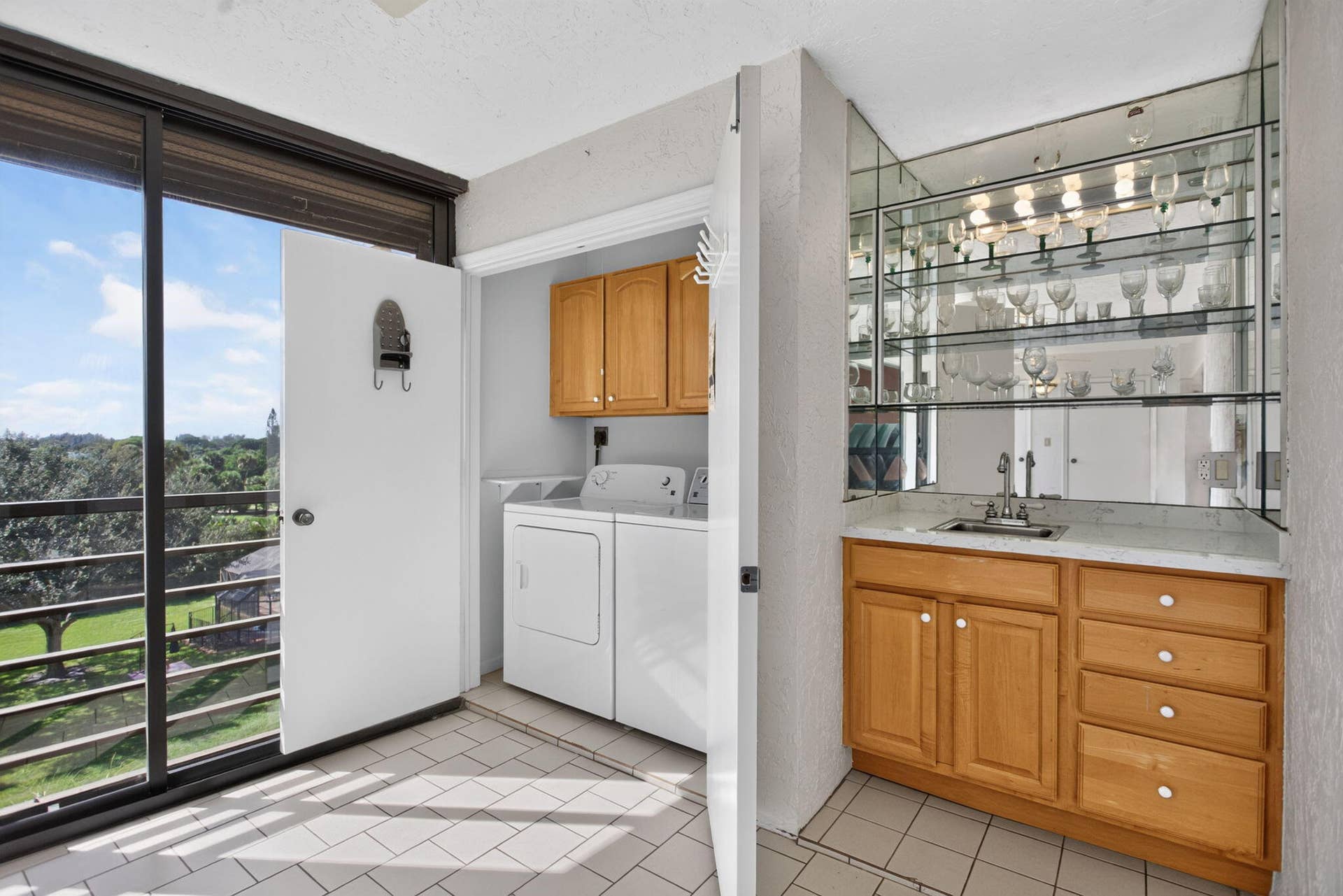 9220 SW 14TH Street, #3502, Boca Raton, FL 33428 LAUNDRY & WET BAR