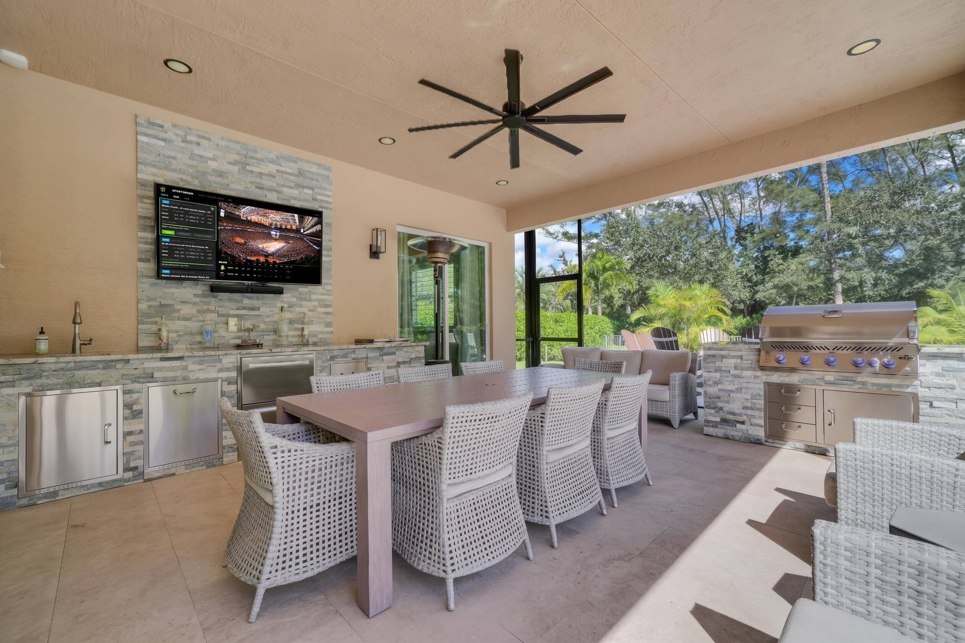Covered Lanai & Outdoor Kitchen & BBQ