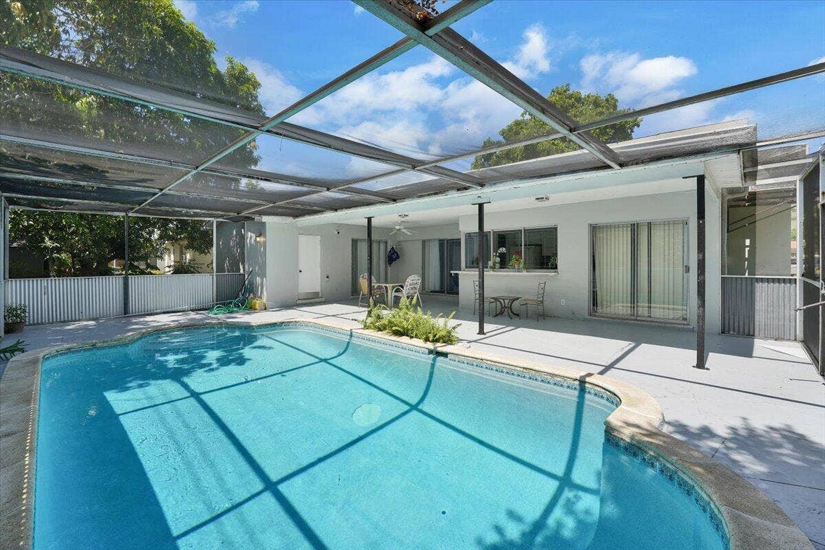 25-3982 NW 39th St-25