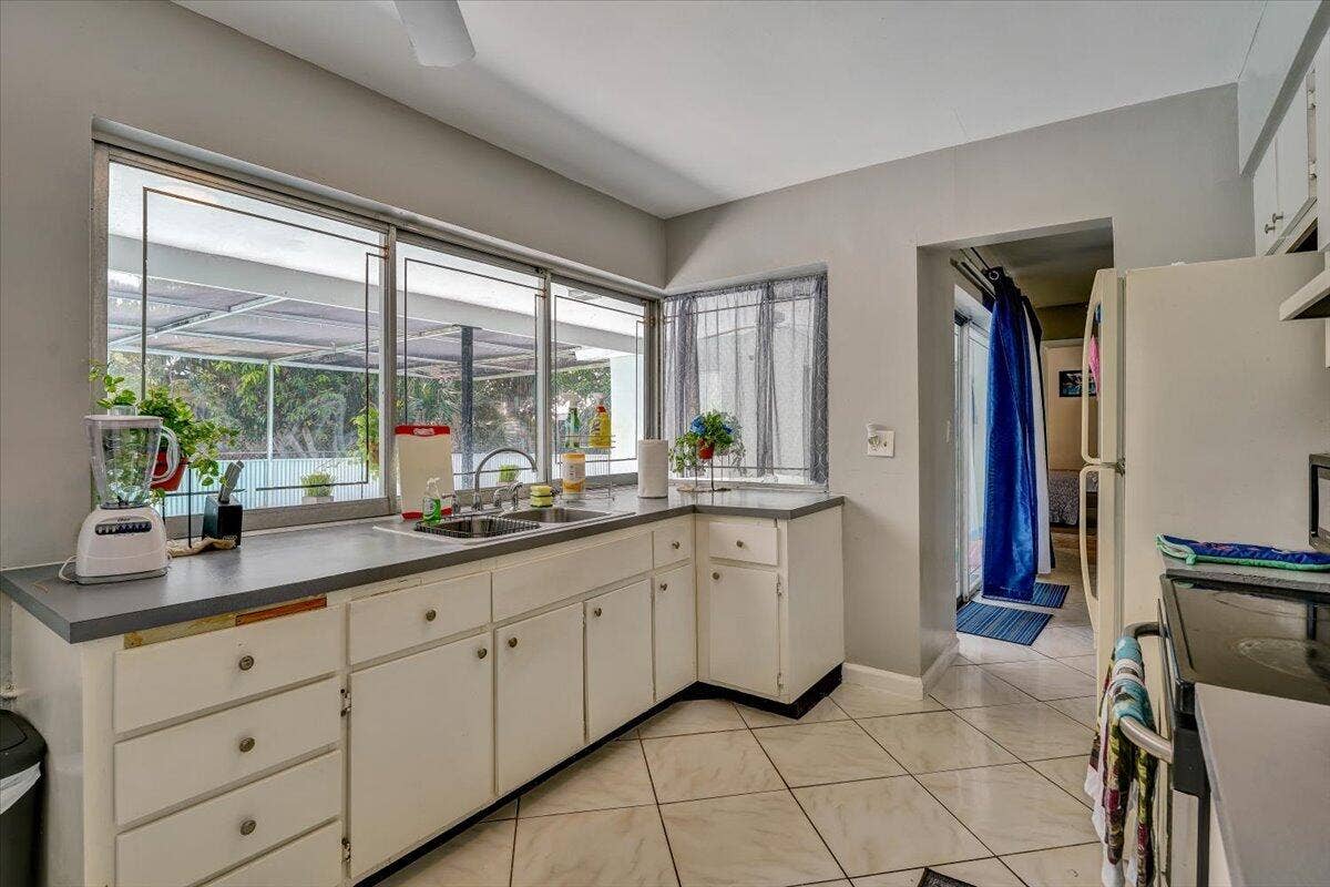 21-3982 NW 39th St-21
