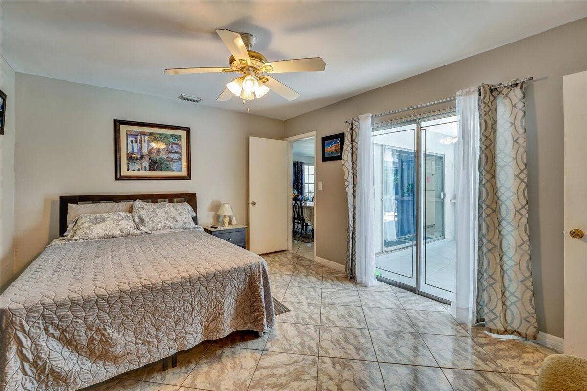 10-3982 NW 39th St-10