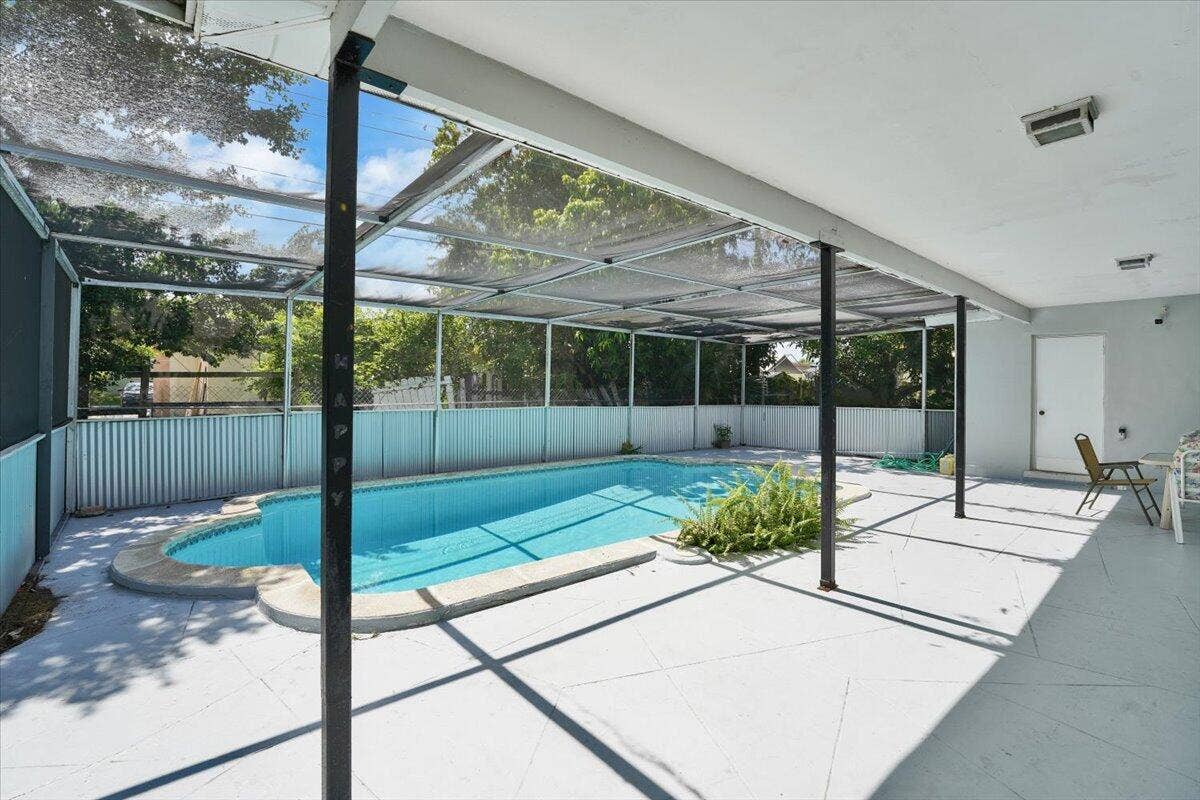 24-3982 NW 39th St-24