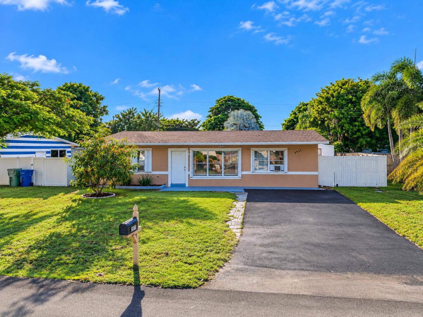 Sunny Ranch Home with Mailbox 2911-2