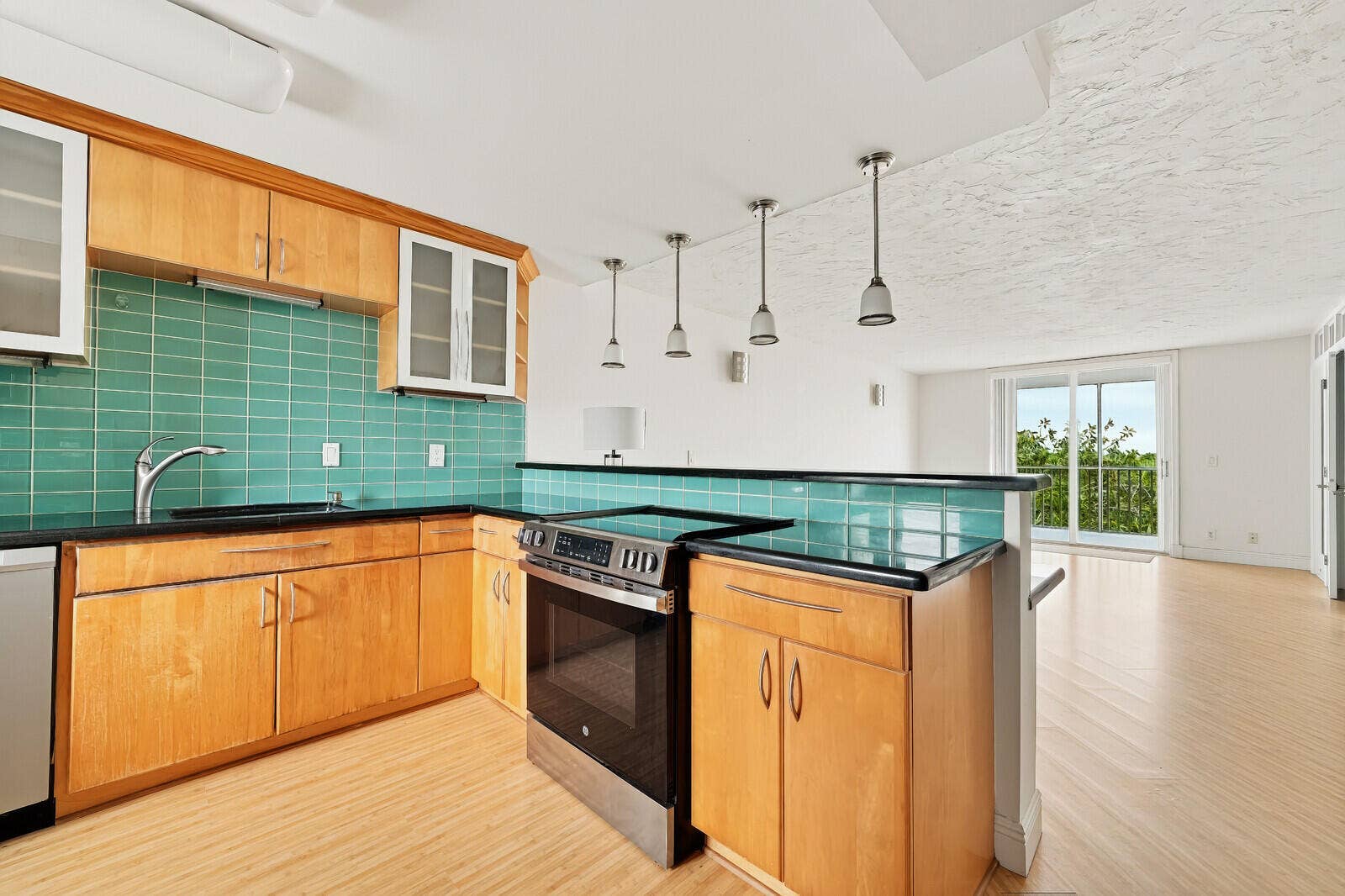 5700 NW 2ND Avenue, #405, Boca Raton, FL 33487 Kitchen