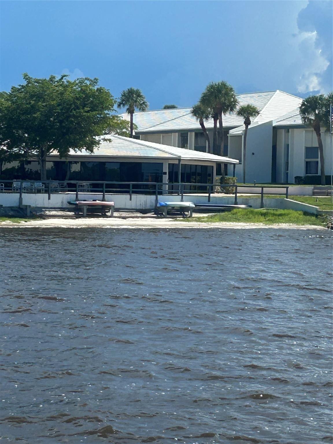 Private beach -keep your kayaks/ paddle boards/ water sport equipments there and enjoy your personal access to St. Lucie River
