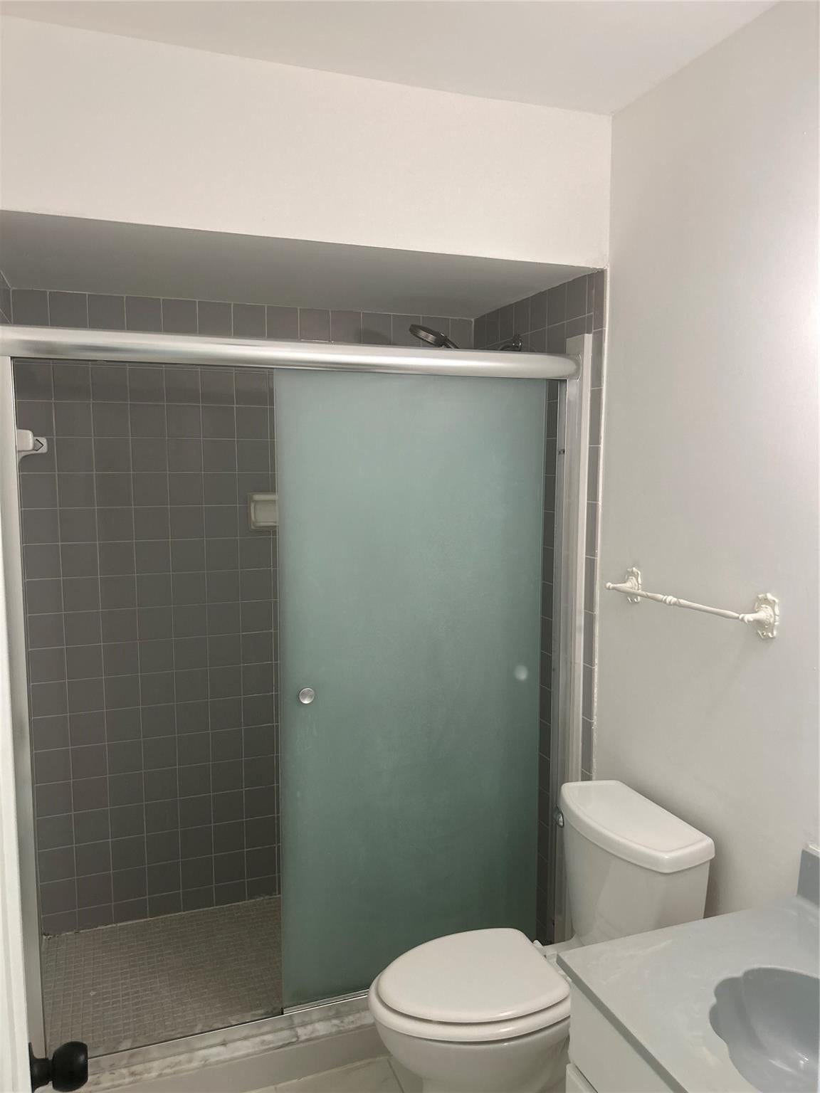2nd Bathroom/ Guest Bathroom - new vanity was just installed.... not seen in this picture.