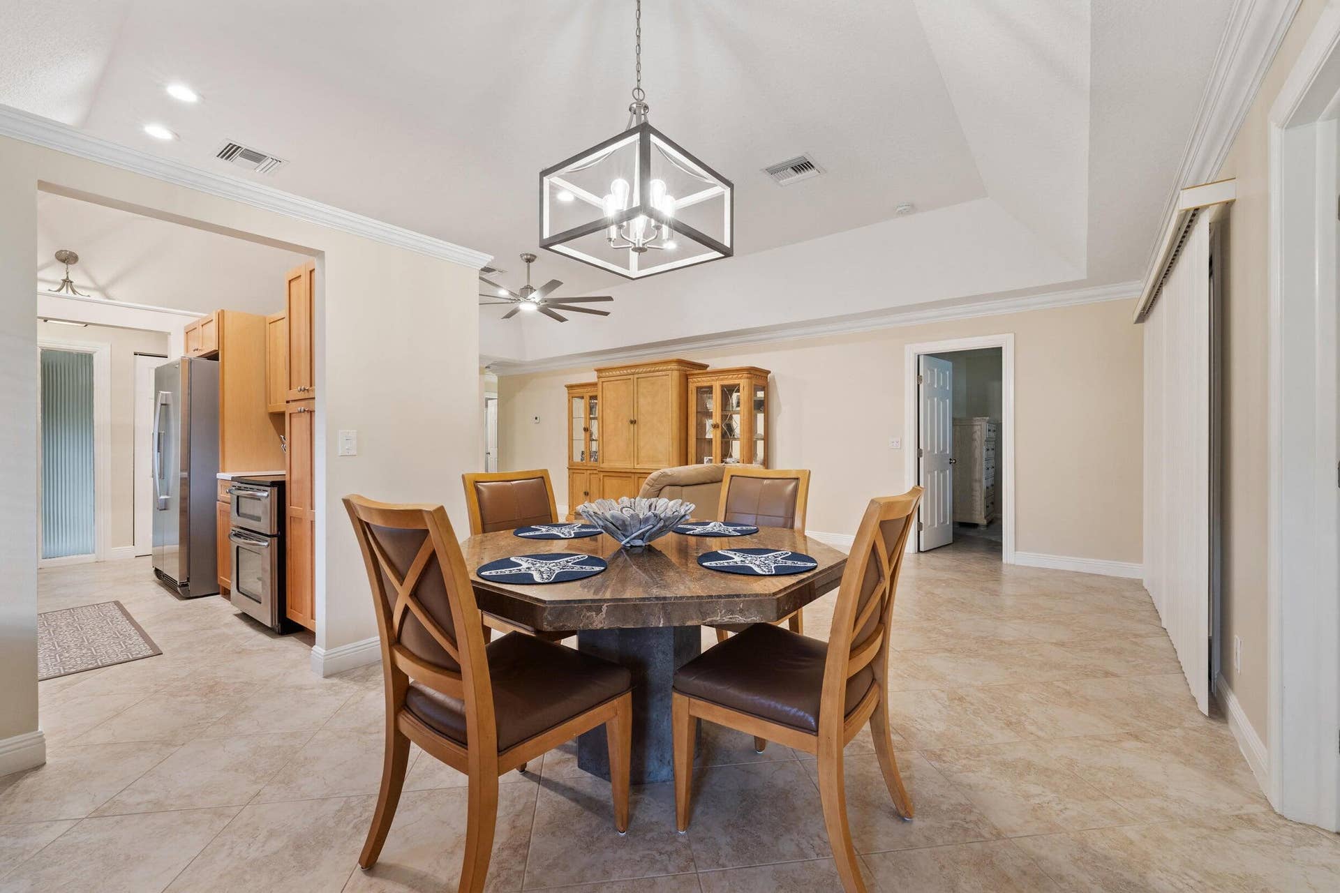 6 - Dining : Kitchen