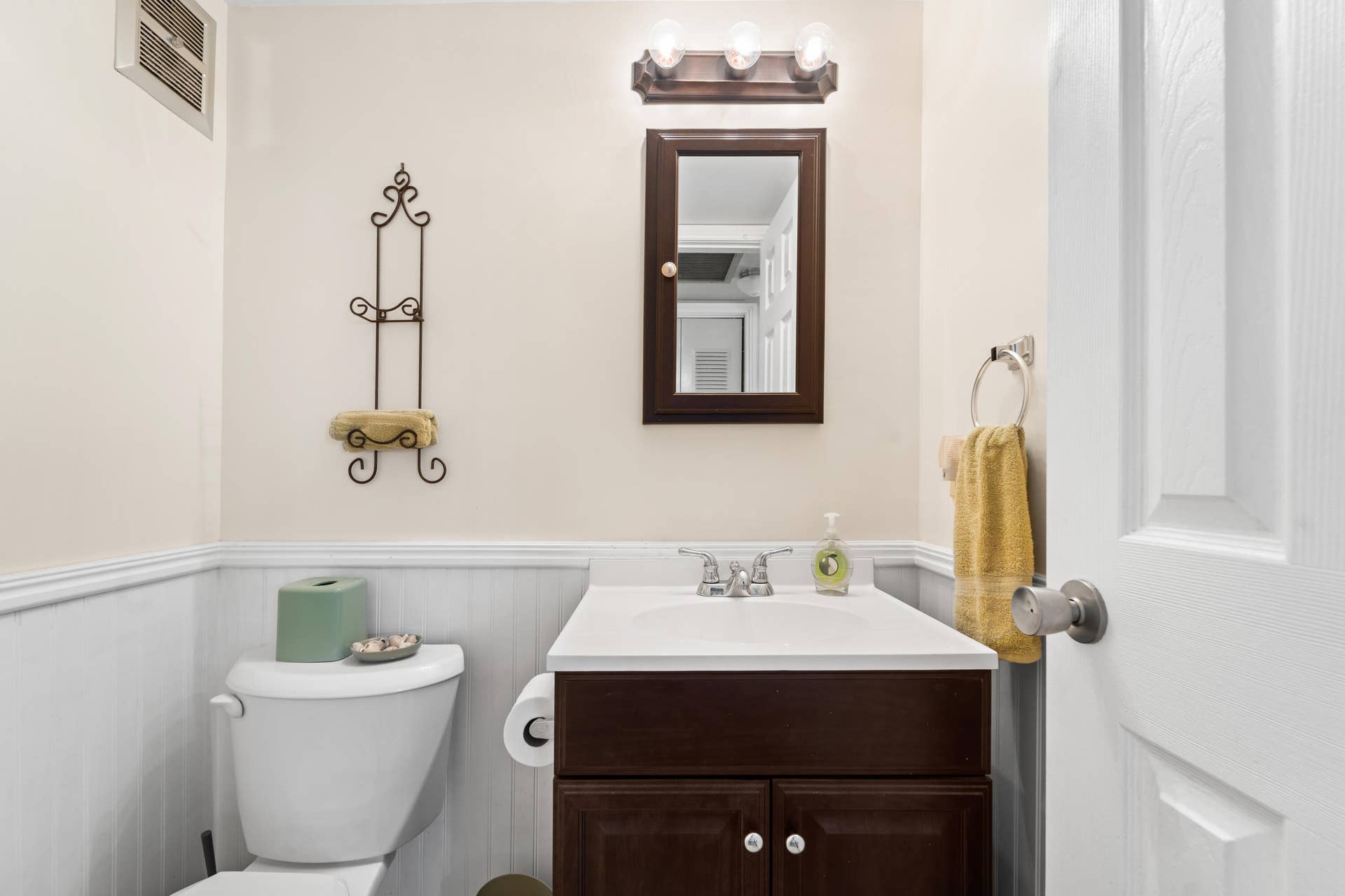 156 Berkshire G, West Palm Beach, FL 33417 Powder room