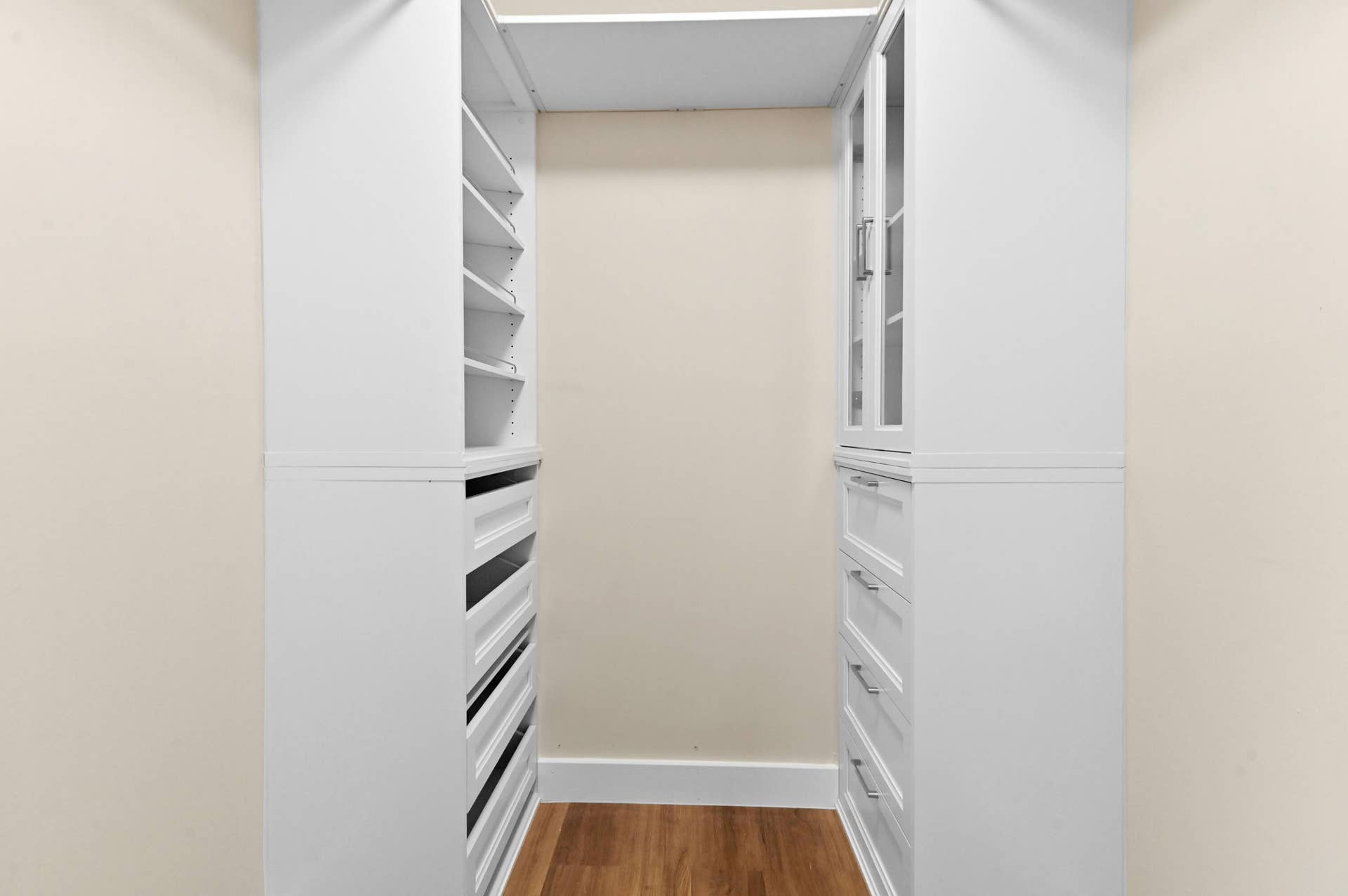 29 Closet 01