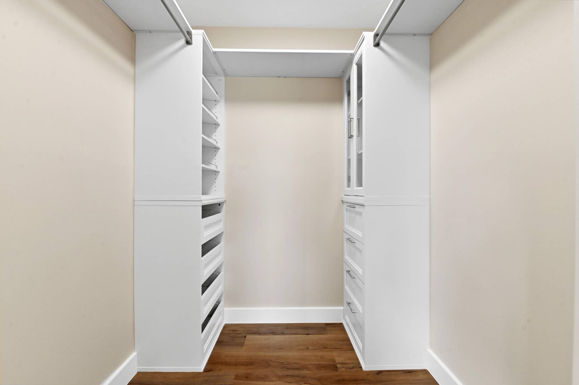 24 Closet 02