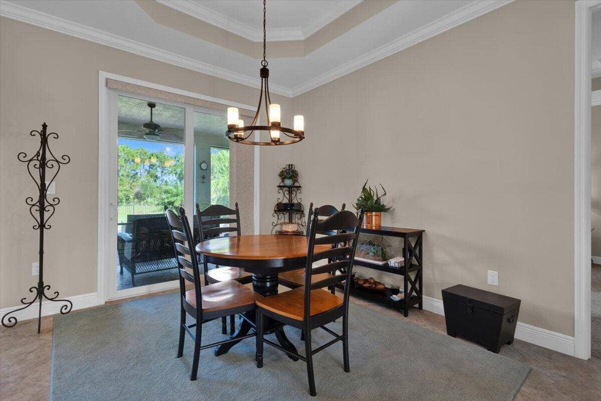 Dinning Room Overlooking Lake