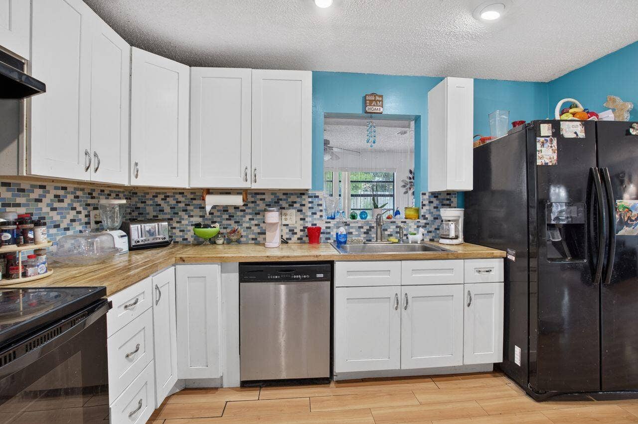 731 SW 1st Court, Boynton Beach, FL 33426 Kitchen