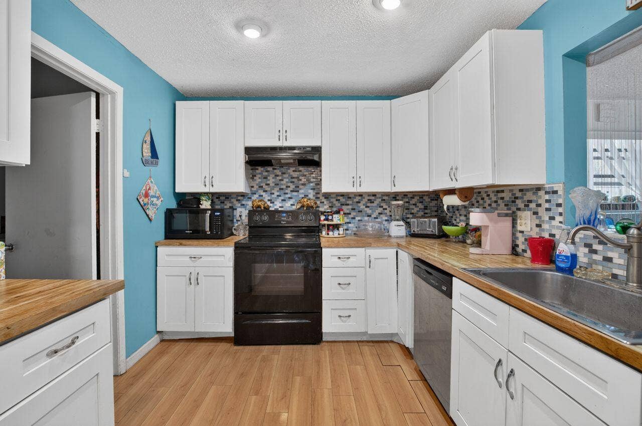 731 SW 1st Court, Boynton Beach, FL 33426 Kitchen