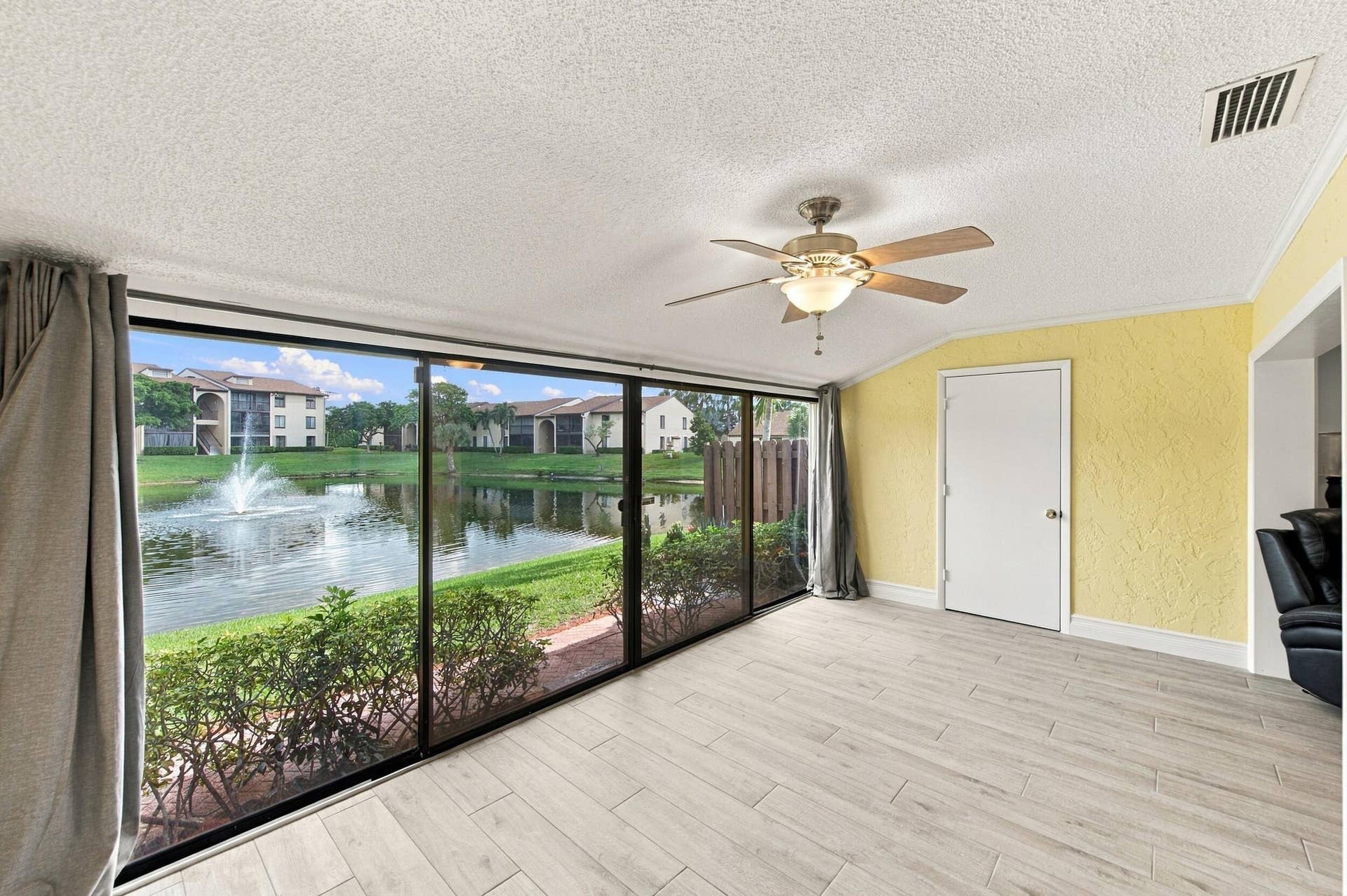 612 Sea Pine Way, #C, Greenacres, FL 33415 Living room