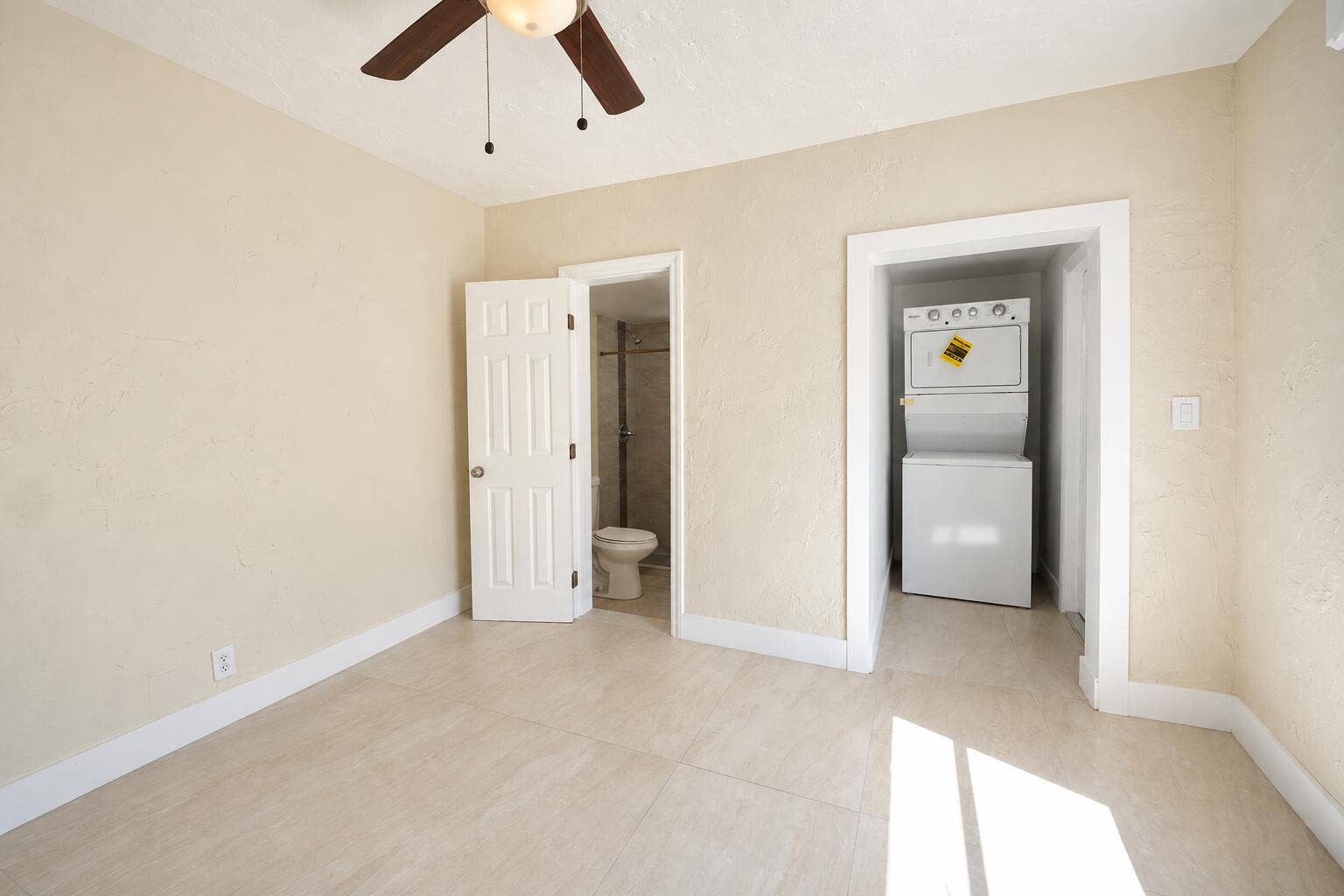 Bright Neutral Room with Bathroom and La