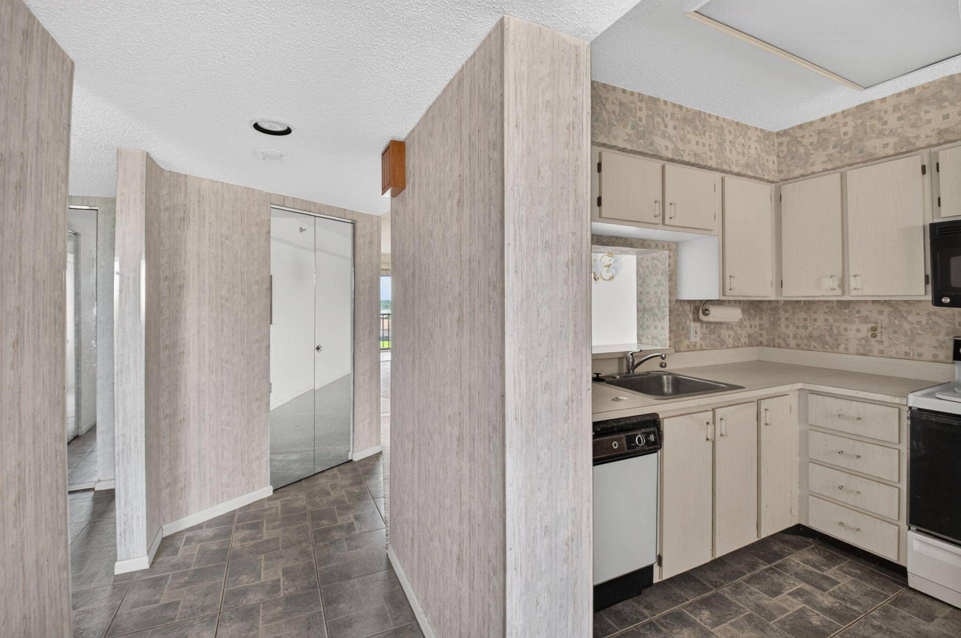 7260 KINGHURST Drive, #404, Delray Beach, FL 33446 7-web-or-mls-DSC_9066
