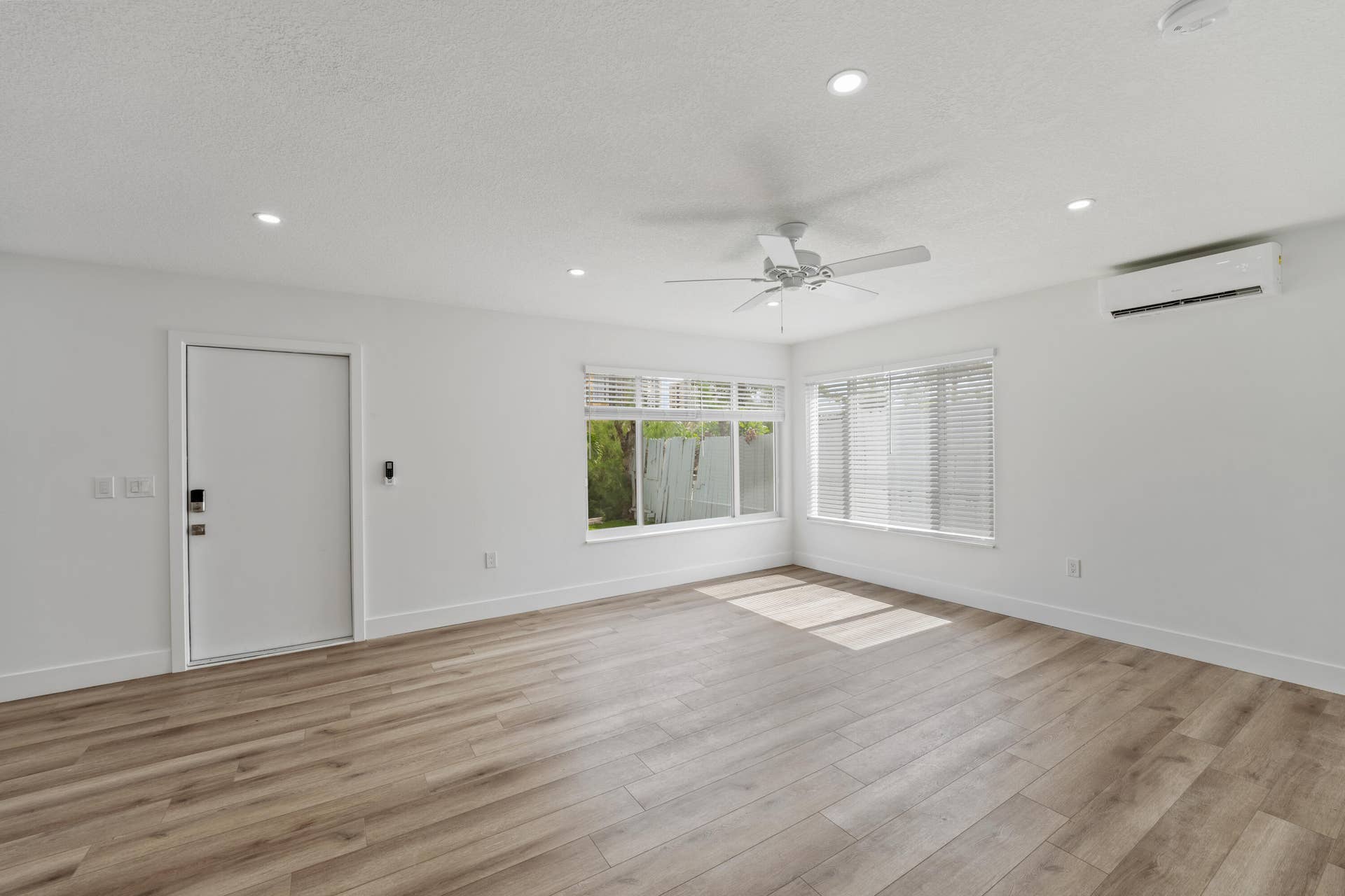 1279 Beach Road, #2, Riviera Beach, FL 33404 10-DSC02165
