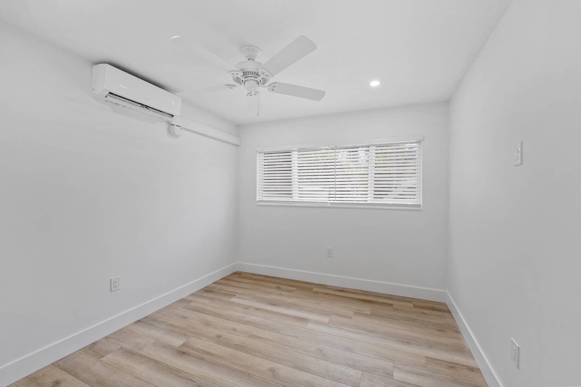 1279 Beach Road, #2, Riviera Beach, FL 33404 15-DSC02234