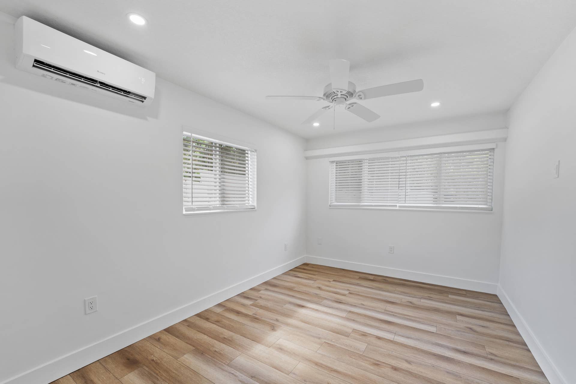 1279 Beach Road, #2, Riviera Beach, FL 33404 12-DSC02198