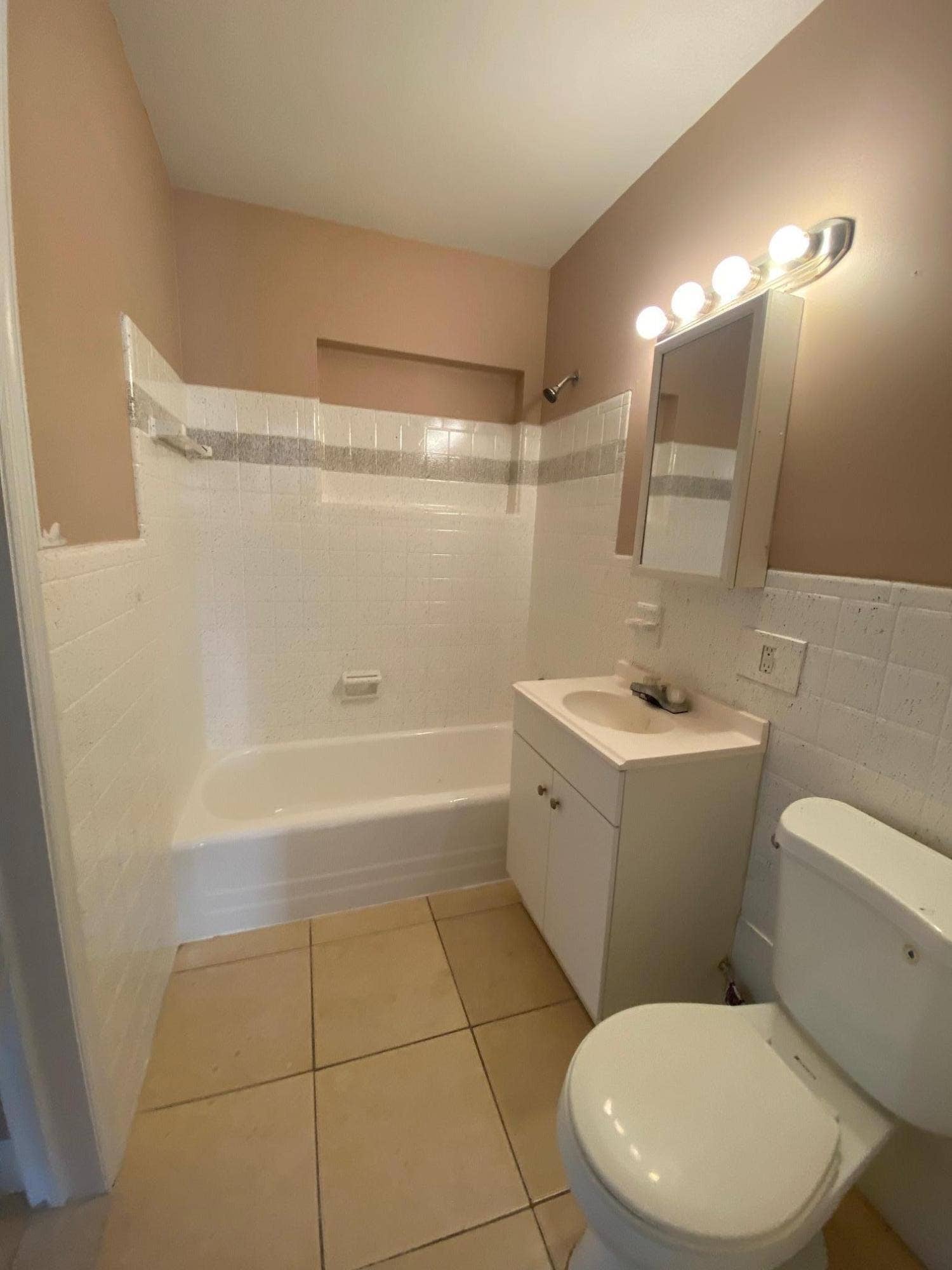16 NE 9th Avenue, Deerfield Beach, FL 33441 Guest Bathroom