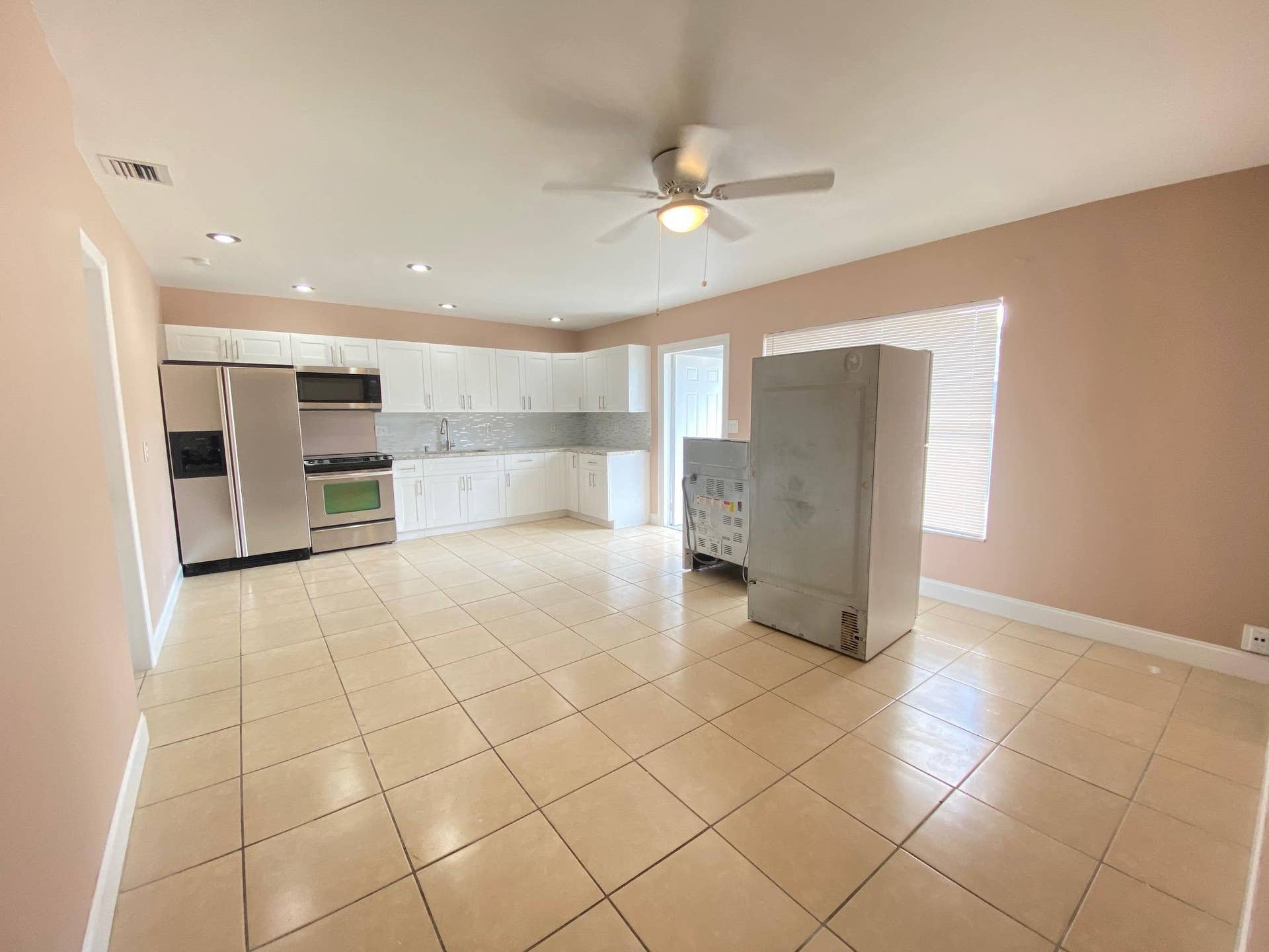 16 NE 9th Avenue, Deerfield Beach, FL 33441 Stainless Steel Appliances