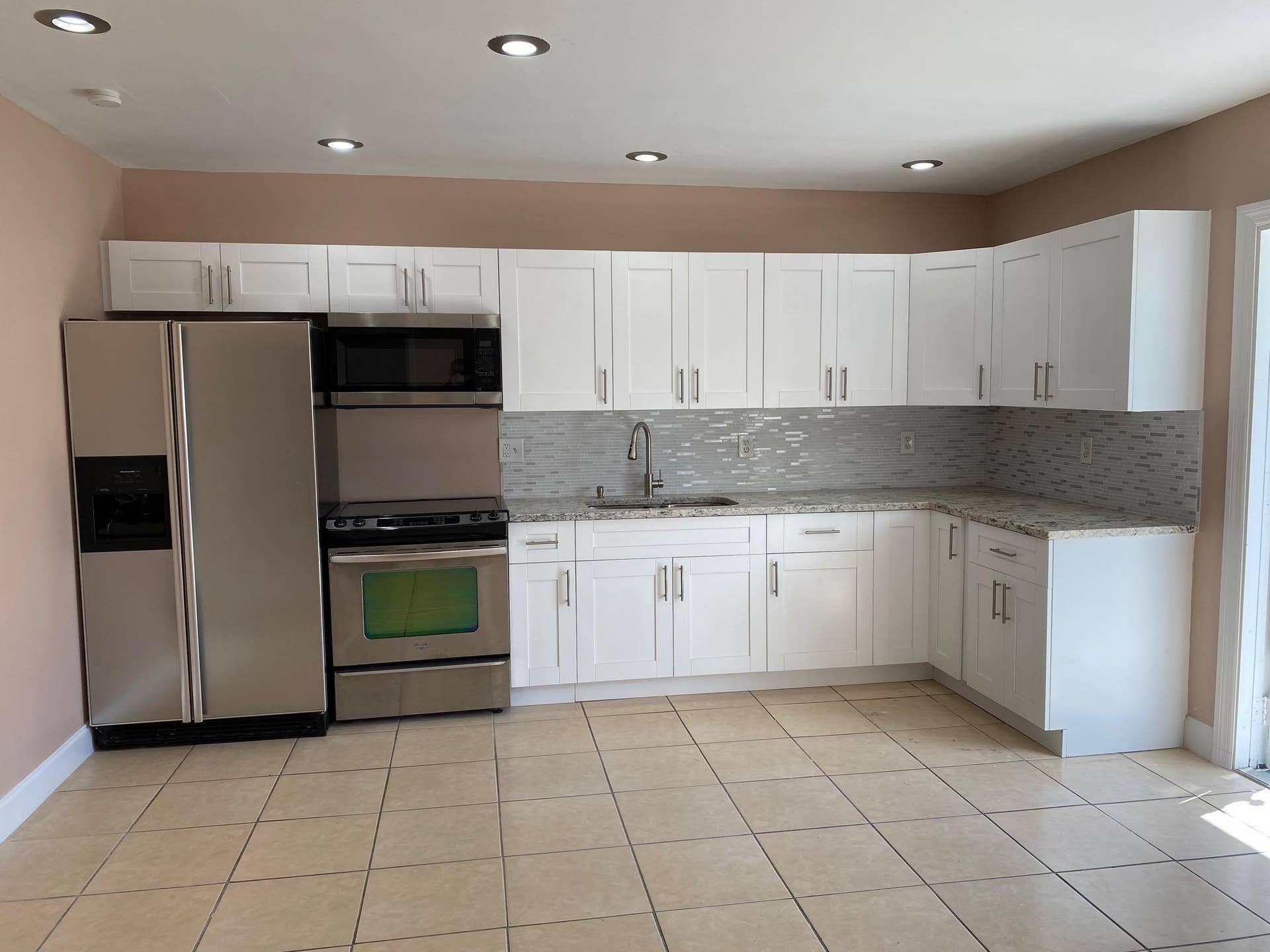16 NE 9th Avenue, Deerfield Beach, FL 33441 Kitchen with granite counters