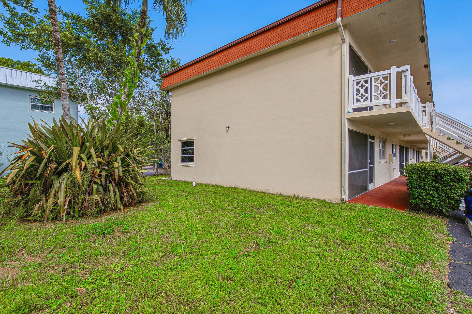 5375 SW 40TH Avenue, #105, Dania Beach, FL 33314 08-Front Home-Side