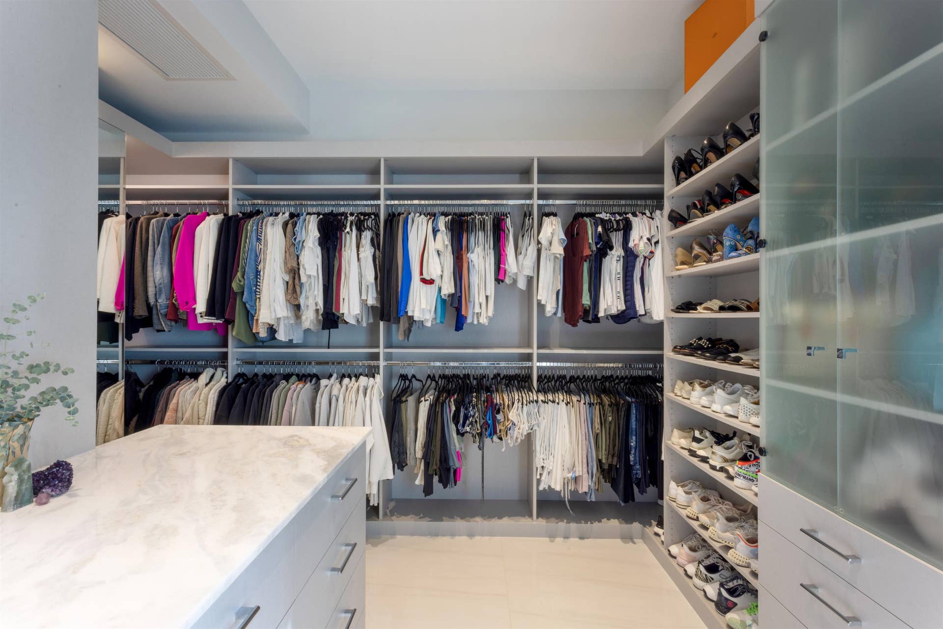 PRIMARY_CLOSET_1