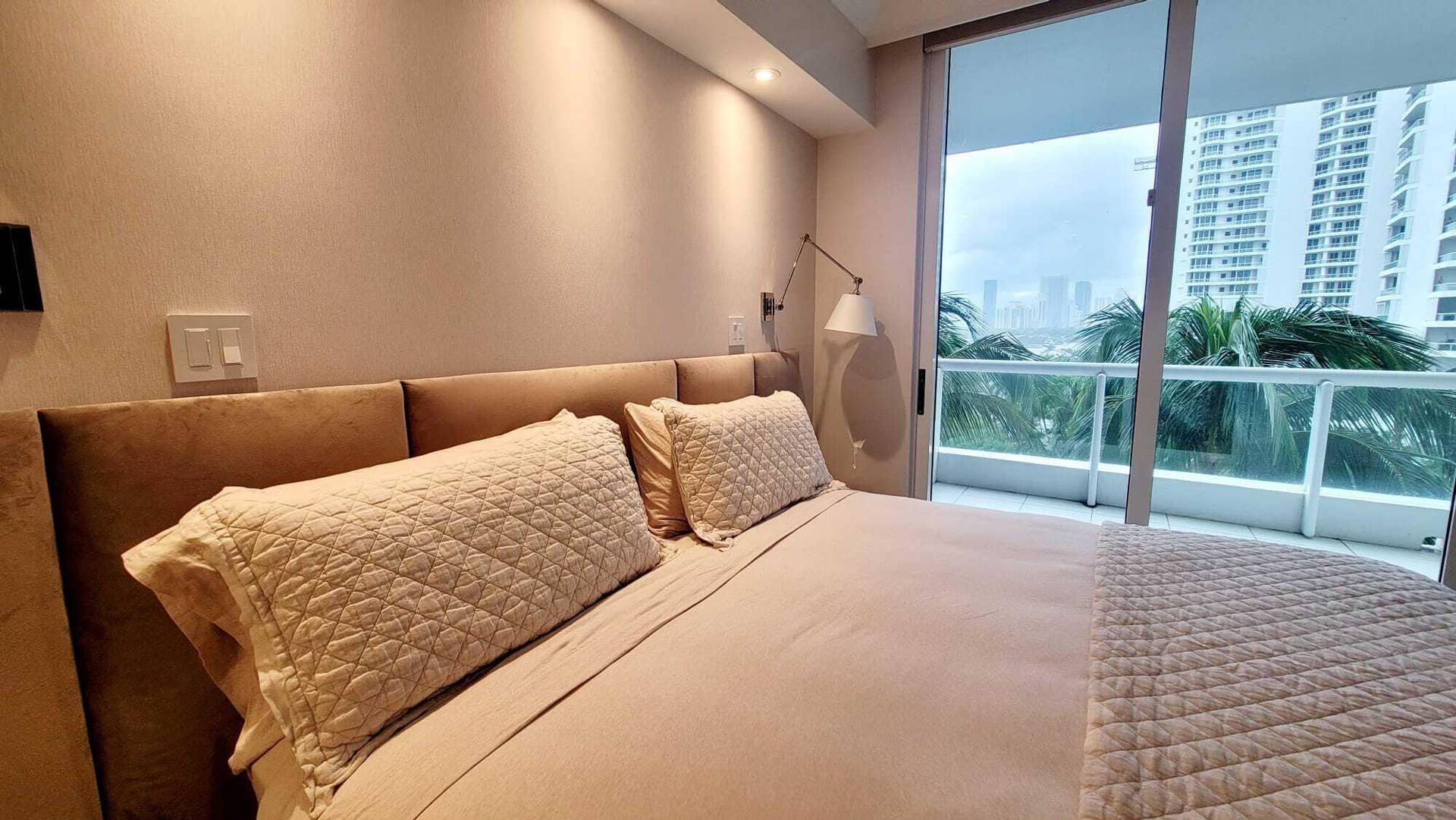 21200 POINT Place, #801, Aventura, FL 33180 qqewd