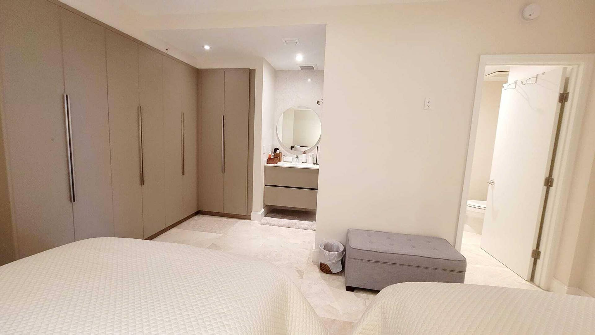 21200 POINT Place, #801, Aventura, FL 33180 iuyu