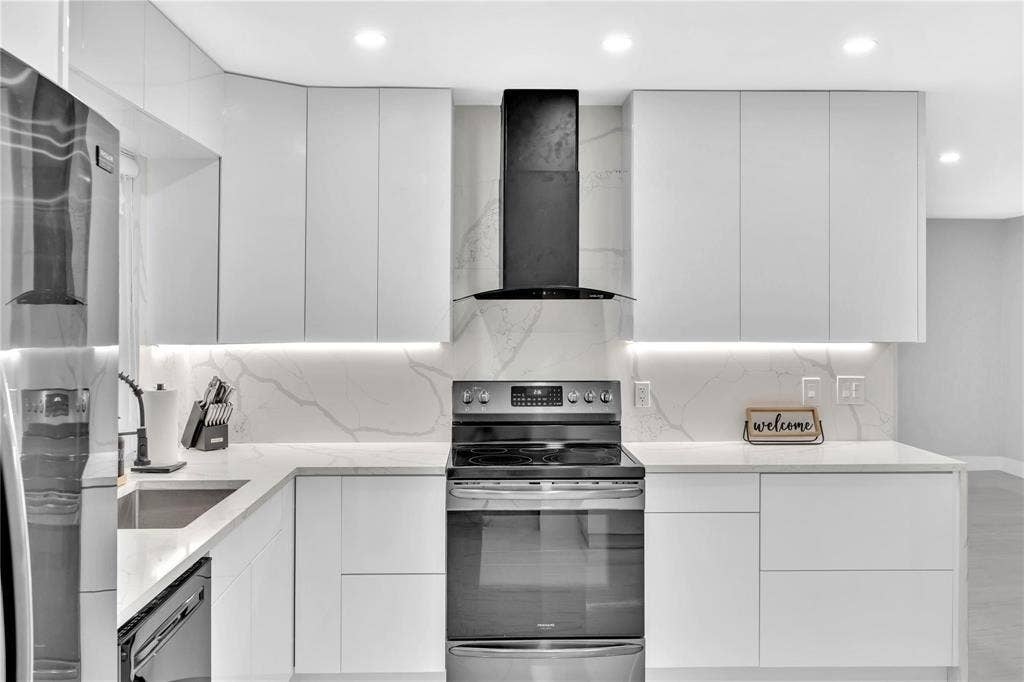 4925 Polk Street, Hollywood, FL 33021 oven