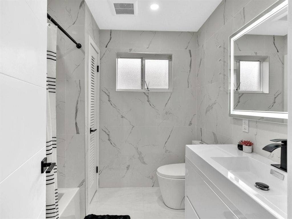 4925 Polk Street, Hollywood, FL 33021 bathroom 1