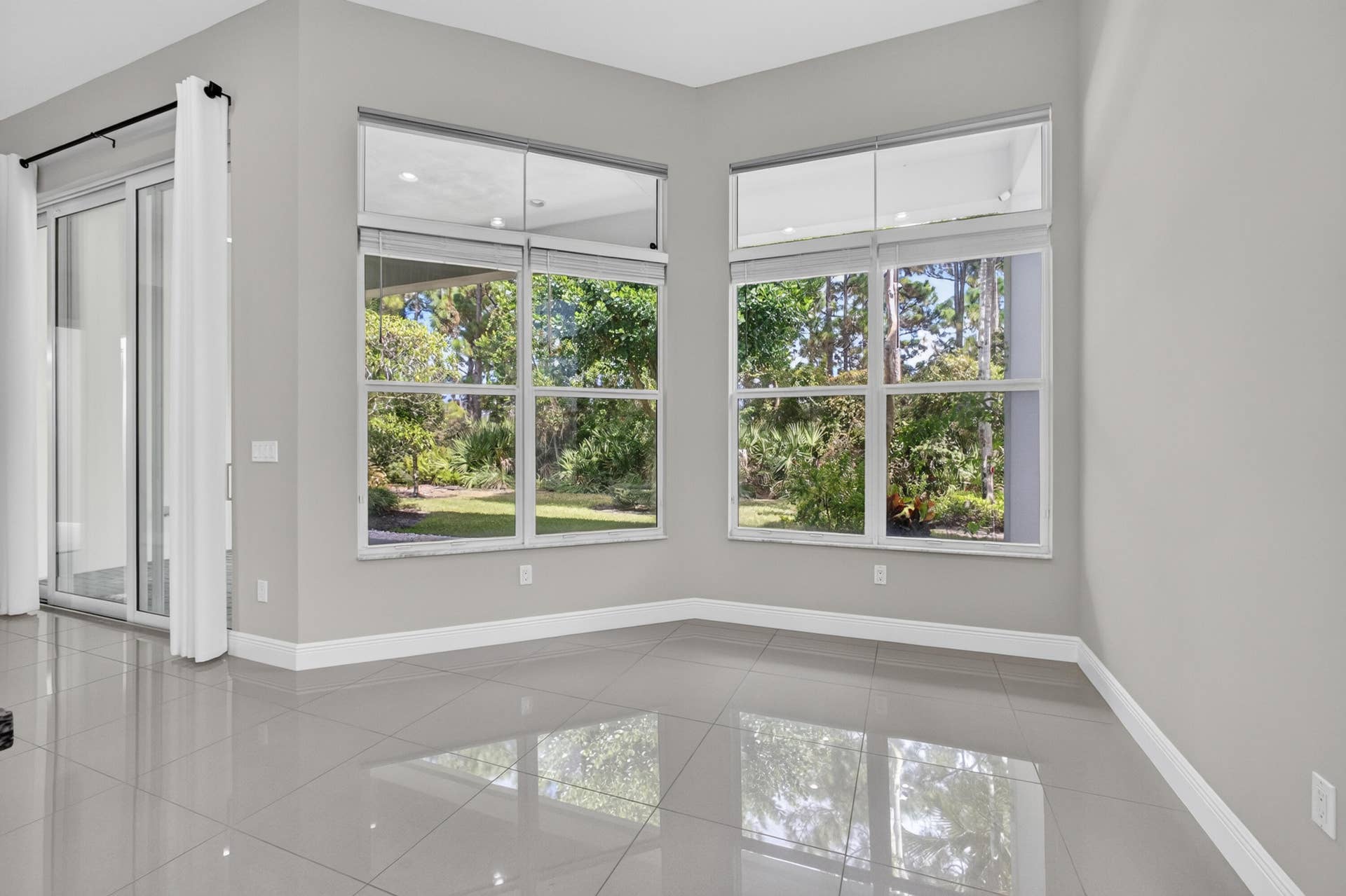 1070 Faulkner Terrace, Palm Beach Gardens, FL 33418 Casual Dining Area