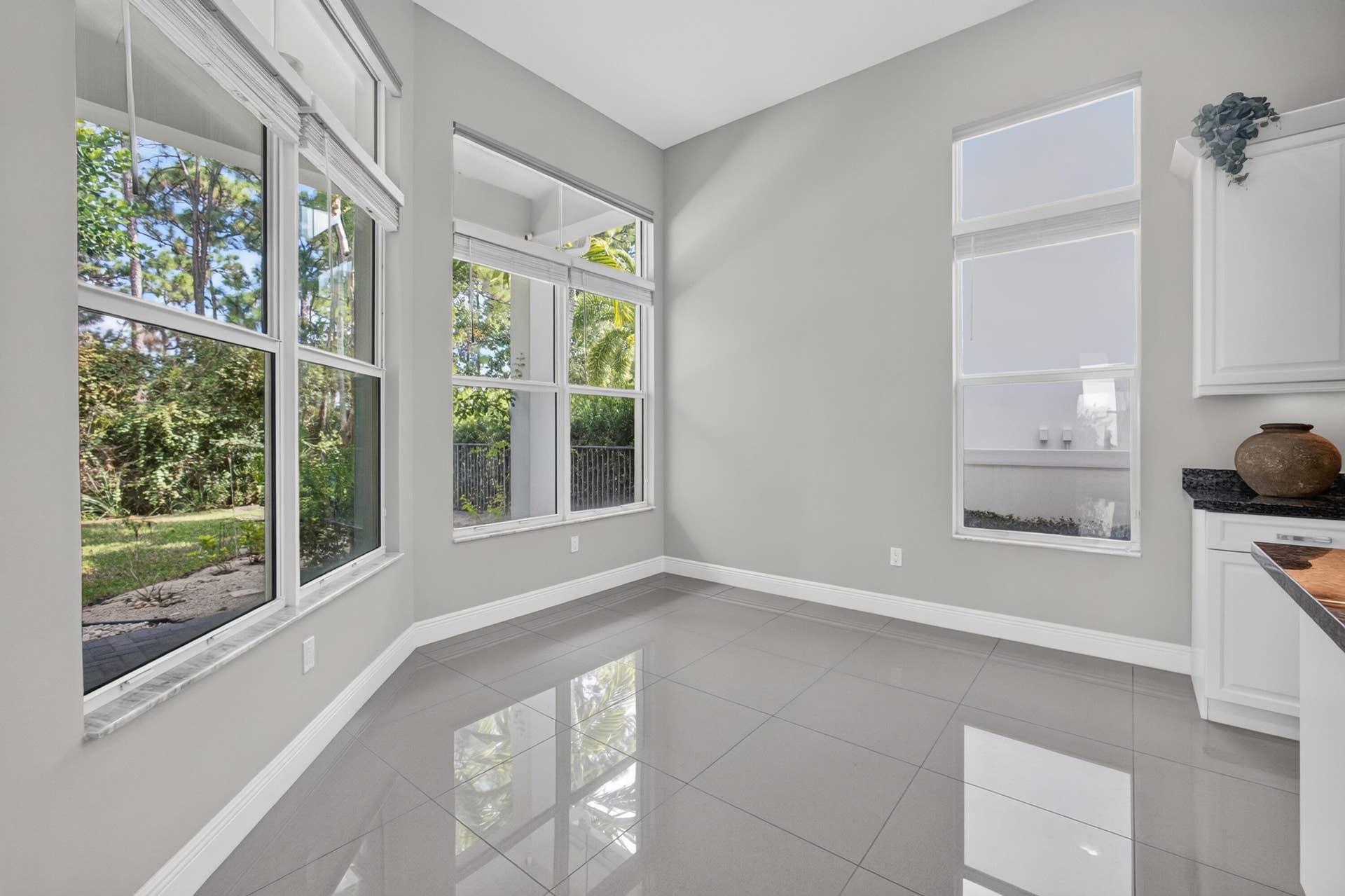 1070 Faulkner Terrace, Palm Beach Gardens, FL 33418 Casual Dining Area