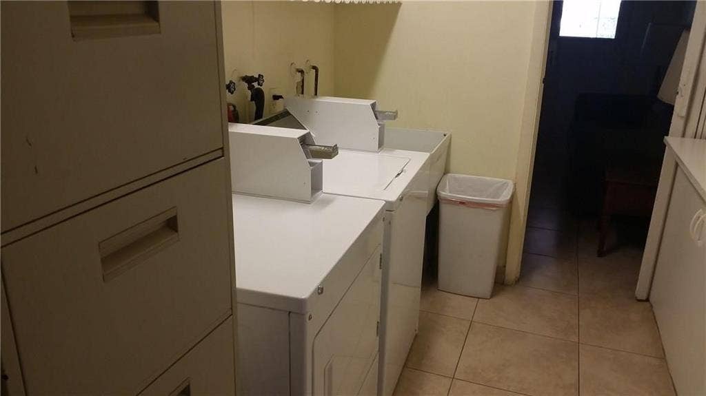 941 CRYSTAL LAKE Drive, #105, Deerfield Beach, FL 33064 Crystal Lake laundry room