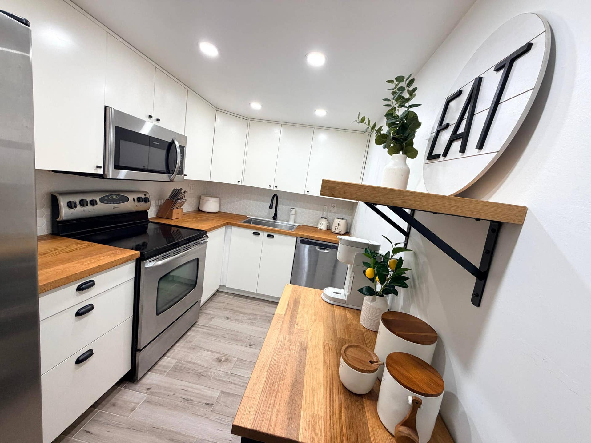 3700 N PINE ISLAND Road, #210, Sunrise, FL 33351 Kitchen