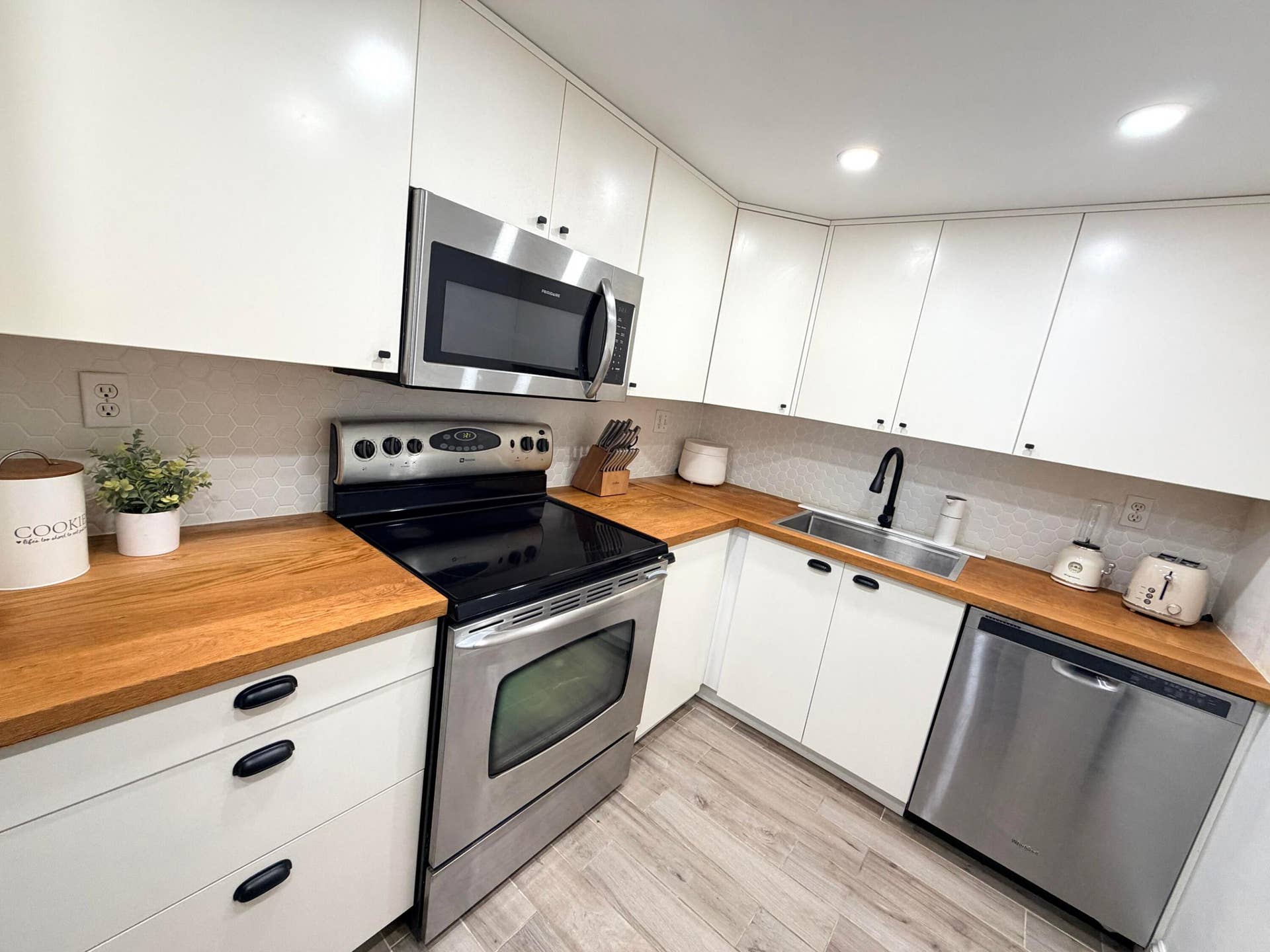 3700 N PINE ISLAND Road, #210, Sunrise, FL 33351 Kitchen