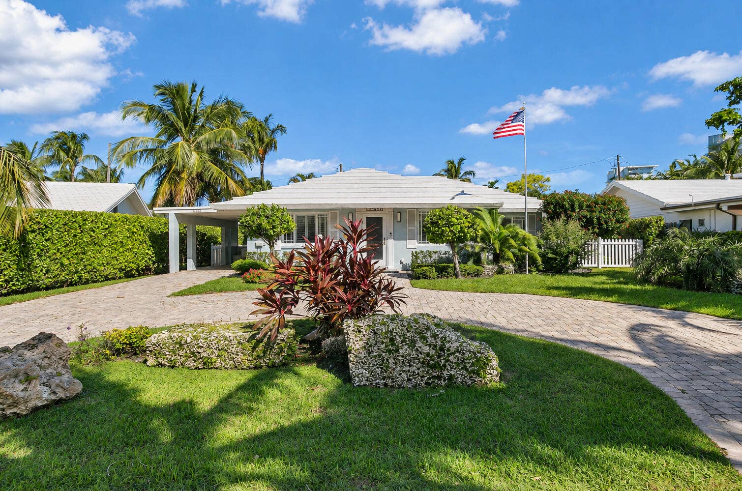 2607 SE 21ST Street, Fort Lauderdale, FL 33316 spacious front yard with carport and circular driveway