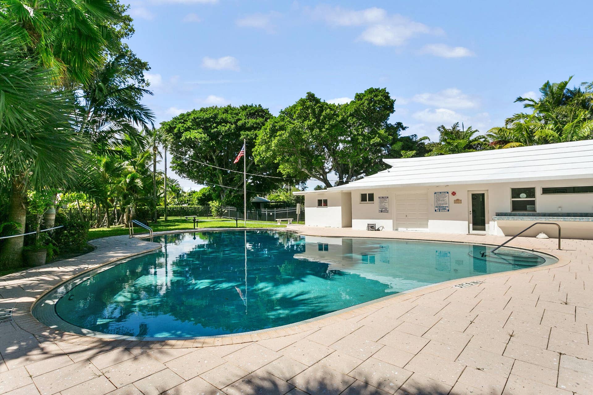 2607 SE 21ST Street, Fort Lauderdale, FL 33316 Community Club house with Free-form swimming pool and expansive sunbathing area