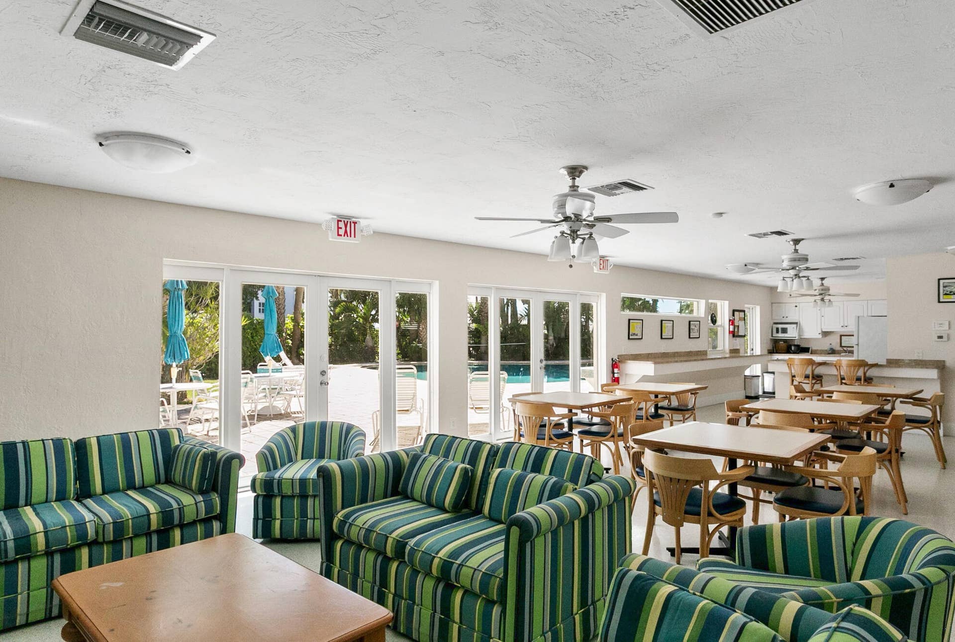 2607 SE 21ST Street, Fort Lauderdale, FL 33316 Spacious common area with kitchen, bathrooms and lounge area - a perfect space for larger gatherings