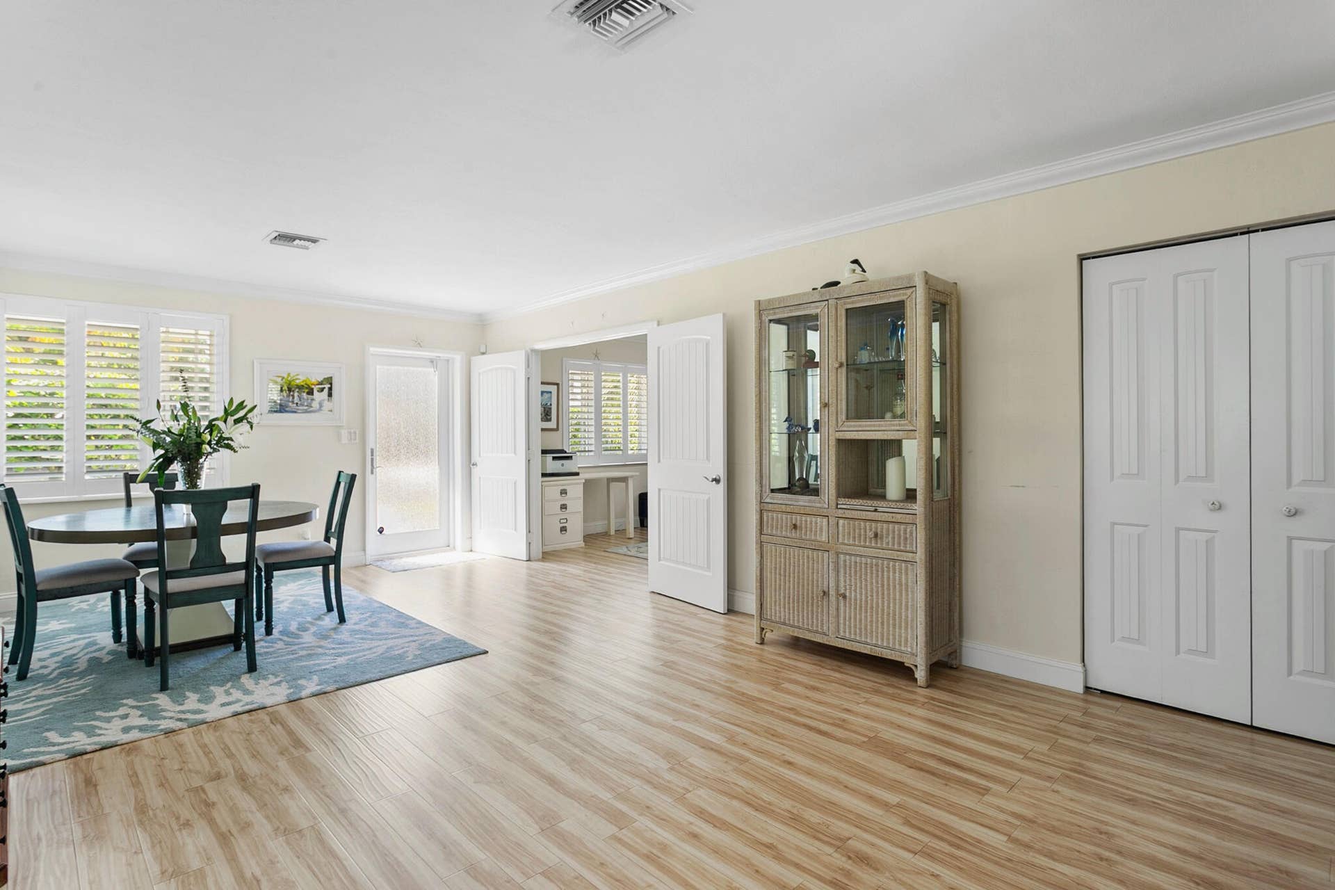 2607 SE 21ST Street, Fort Lauderdale, FL 33316 Open concept living and dining area
