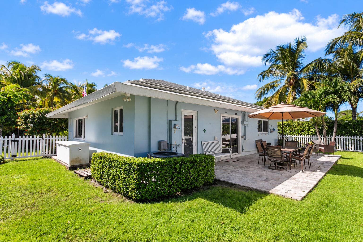 2607 SE 21ST Street, Fort Lauderdale, FL 33316 Private back yard with Room for small private pool and summer kitchen