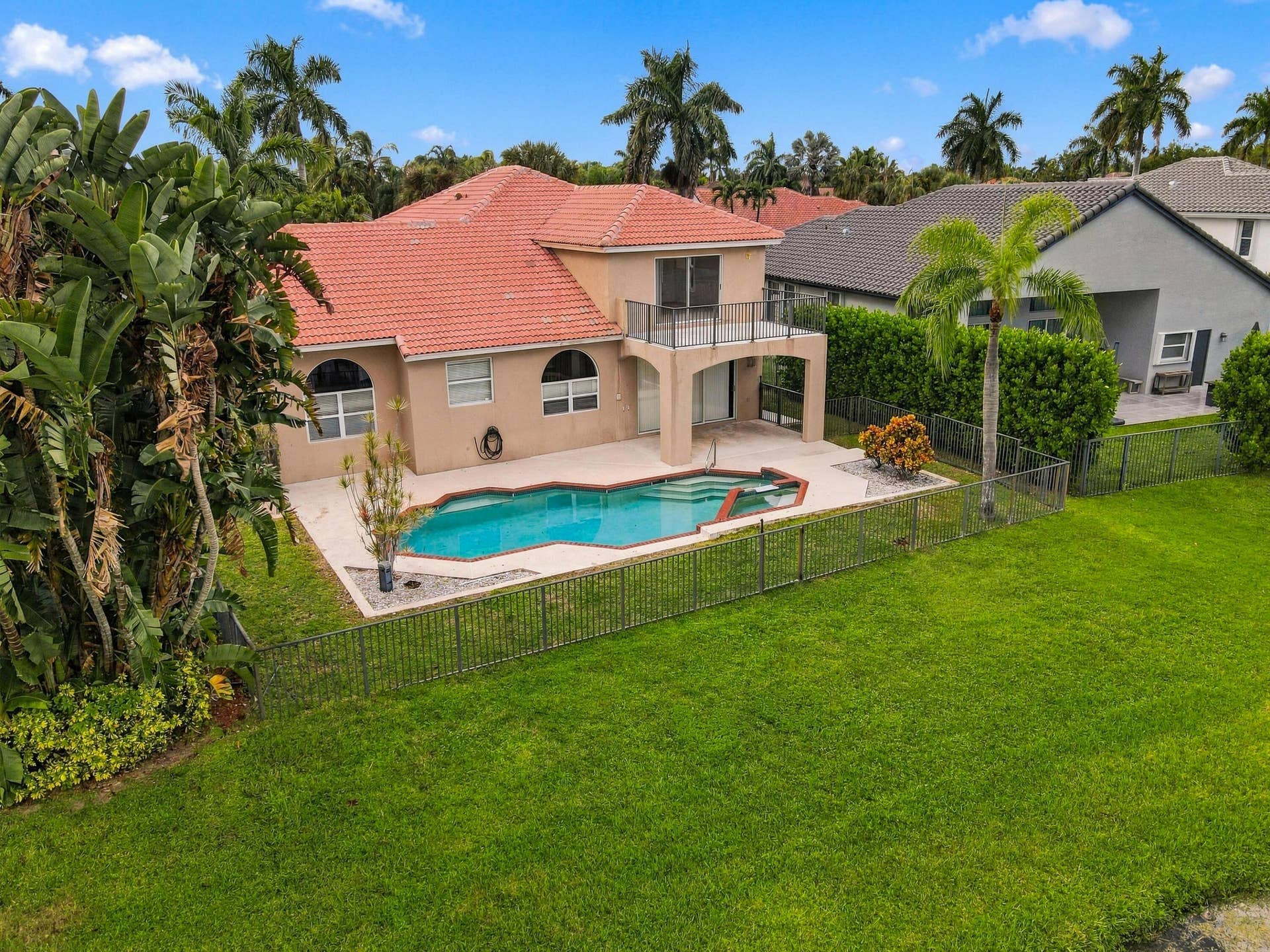 10671 St Thomas Drive, Boca Raton, FL 33498 An incredible outdoor retreat! The expansive pool deck, covered patio, and private pool and spa offer endless opportunities for entertaining or simply enjoying your own slice of paradise.