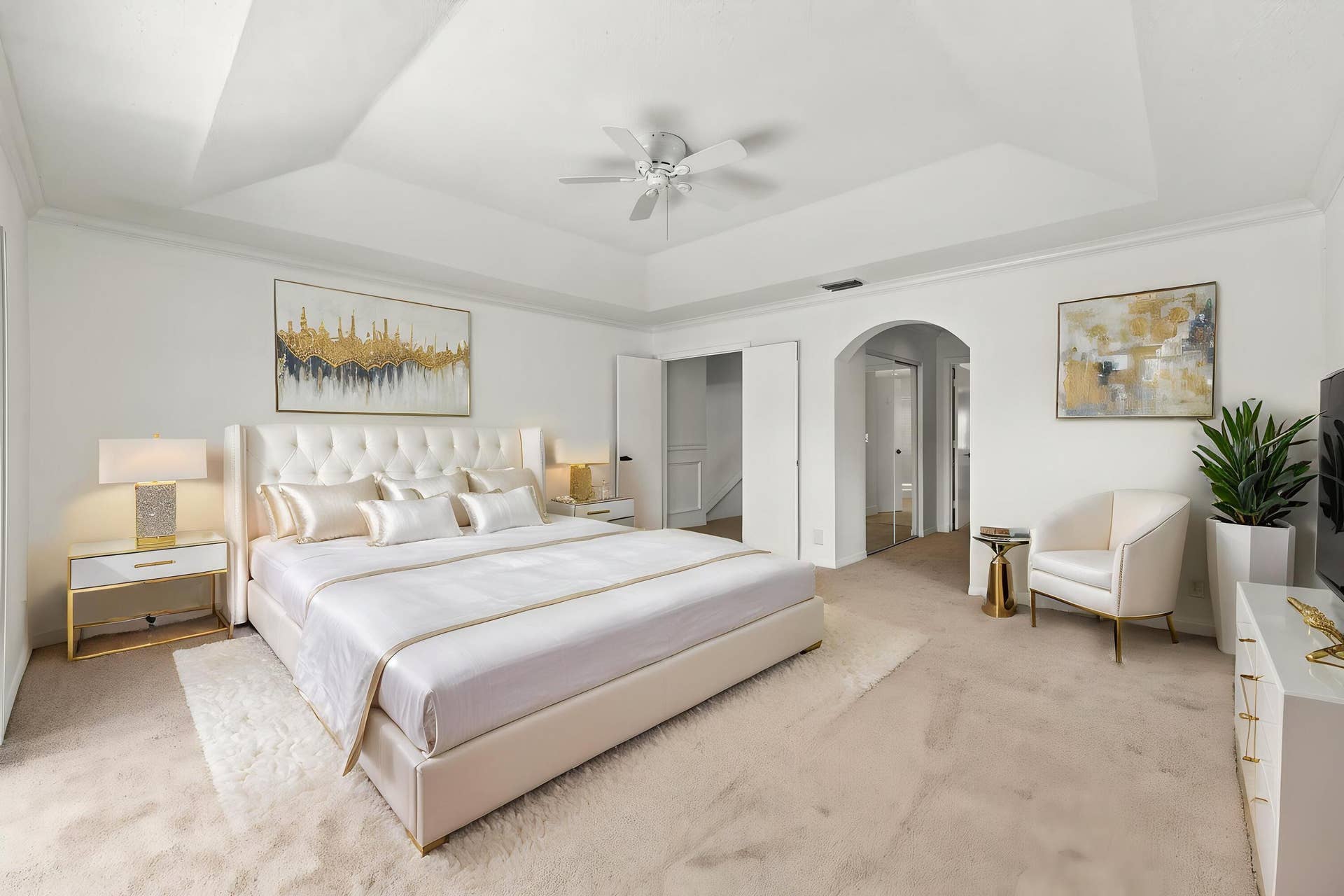10671 St Thomas Drive, Boca Raton, FL 33498 This generously sized primary suite offers an elegant tray ceiling, plush carpeting, and an expansive layout with plenty of room to create your own personal retreat.