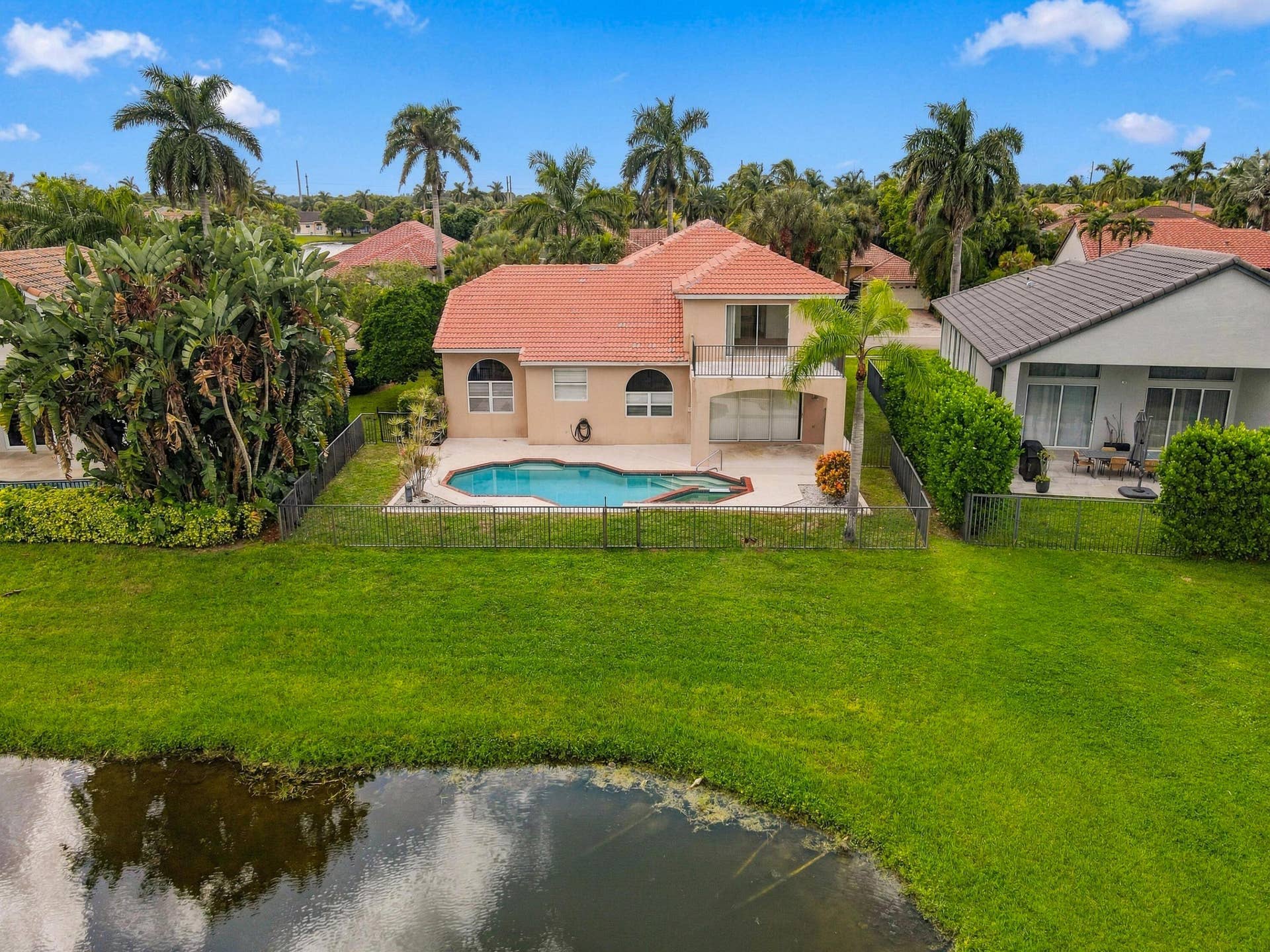 10671 St Thomas Drive, Boca Raton, FL 33498 Your own private resort! A sparkling pool, inviting spa, and expansive outdoor entertaining areas create an extraordinary backyard retreat.