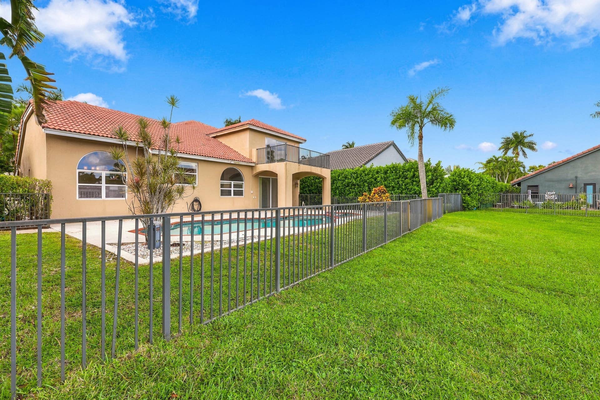 10671 St Thomas Drive, Boca Raton, FL 33498 Privacy meets paradise! The fully fenced pool area, tropical landscaping, and peaceful waterfront setting offer the perfect combination of relaxation and outdoor living.