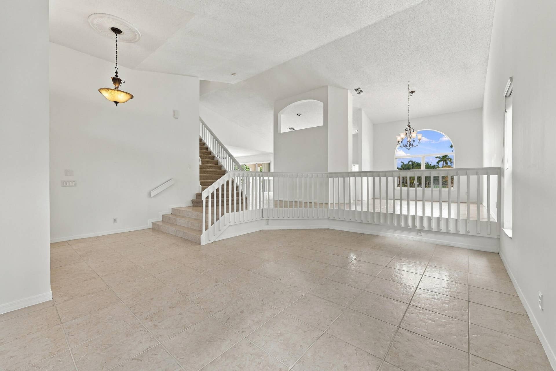 10671 St Thomas Drive, Boca Raton, FL 33498 A beautiful combination of soaring ceilings, expansive living space, and architectural details offers endless possibilities for entertaining and everyday comfort.