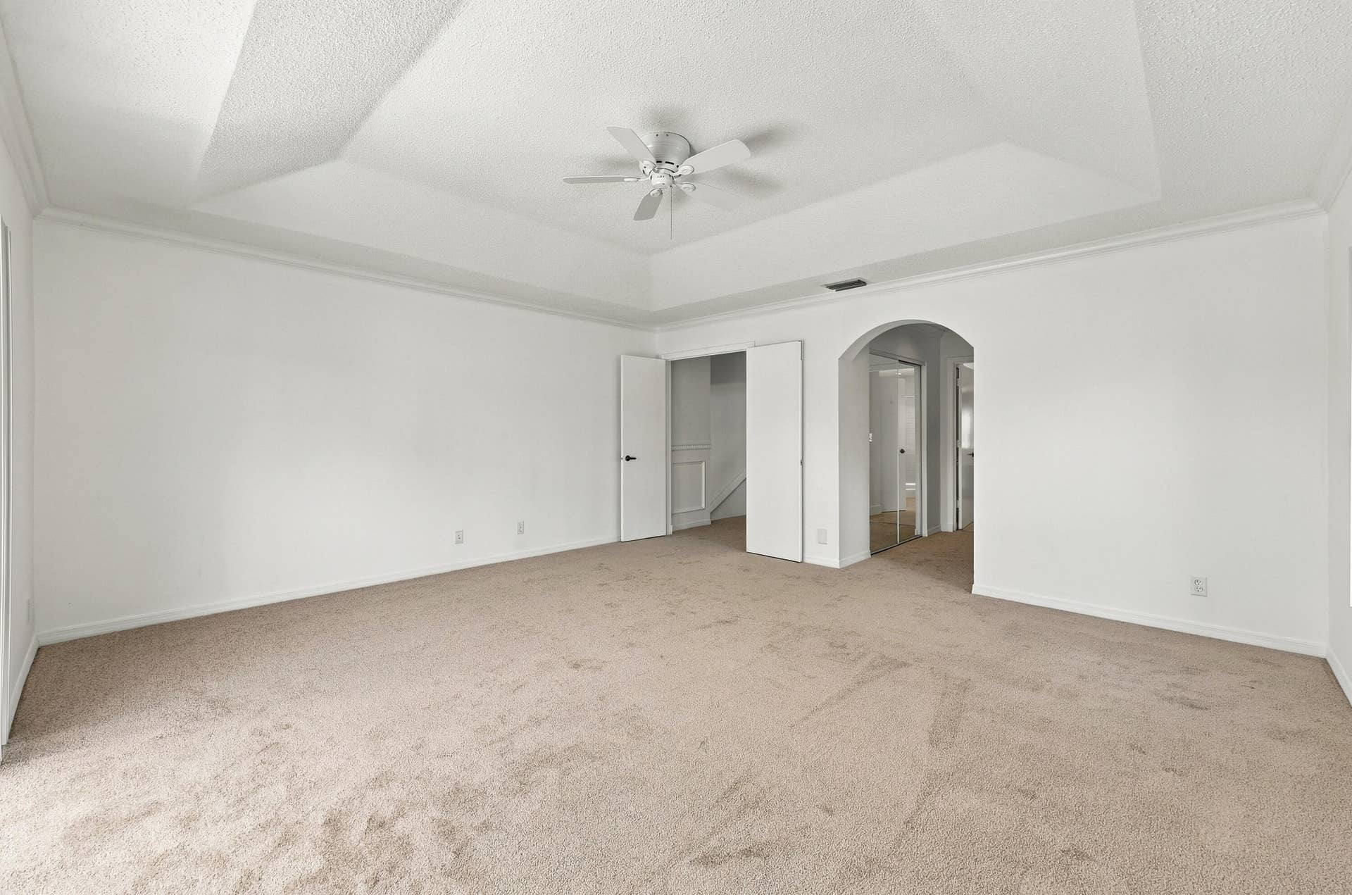 10671 St Thomas Drive, Boca Raton, FL 33498 This generously sized primary suite offers an elegant tray ceiling, plush carpeting, and an expansive layout with plenty of room to create your own personal retreat.