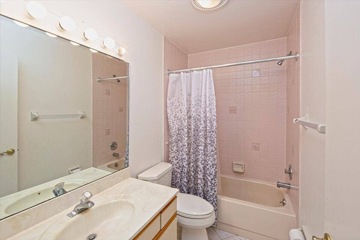 2610 SE Tropical E Circle, Port St Lucie, FL 34952 Bathroom 2