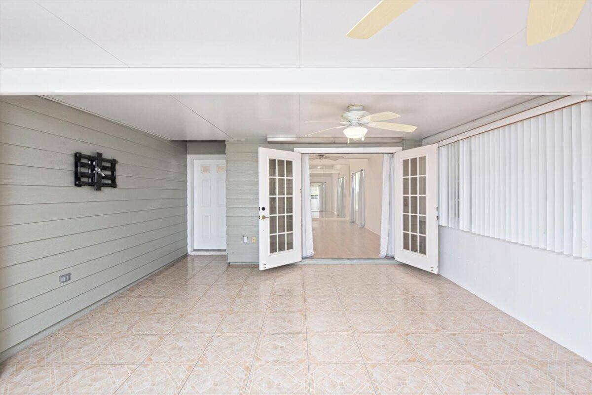 2610 SE Tropical E Circle, Port St Lucie, FL 34952 Entry -sunroom/living area